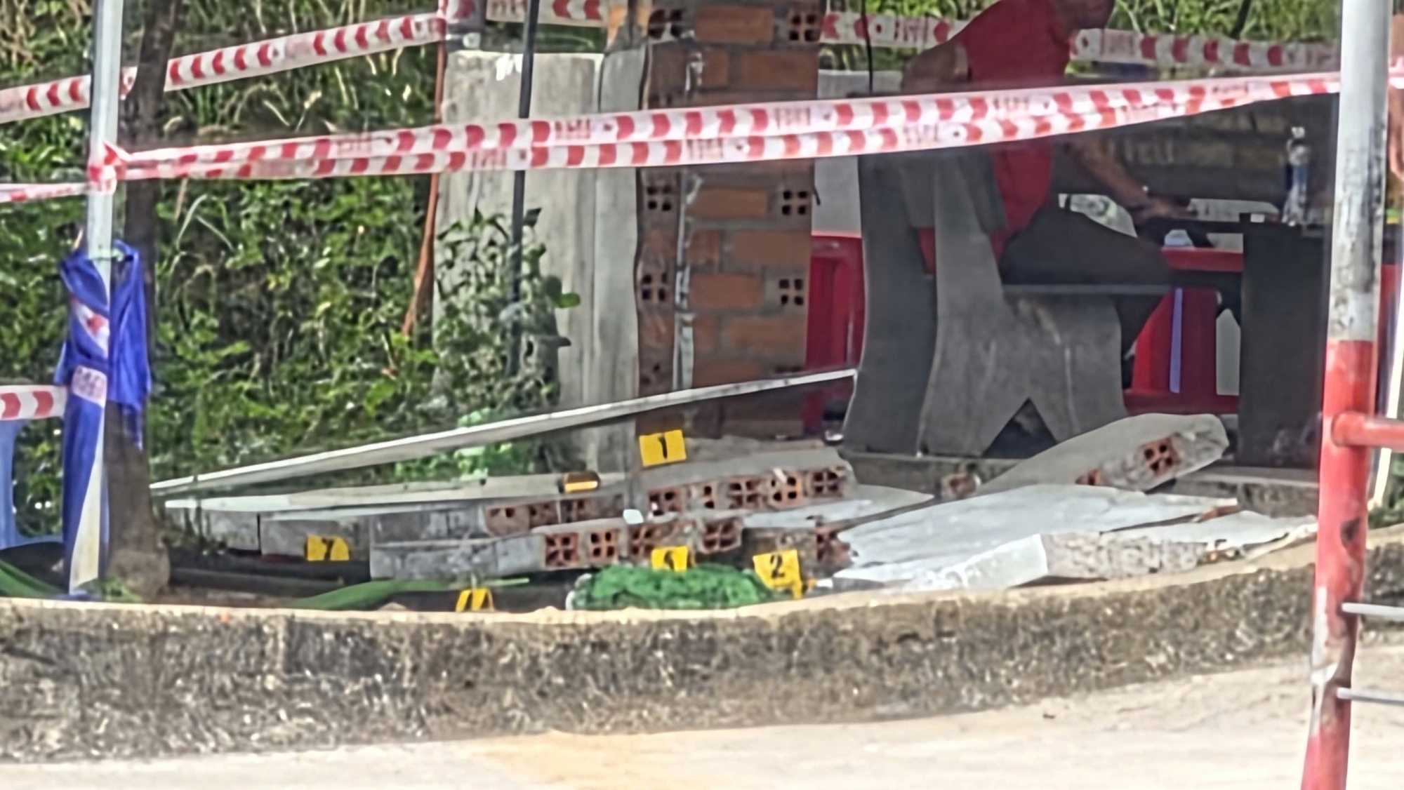 Sập tường căn - tin Nam Cao Nguyên , 2 học viên thương vong trong lúc chờ sát hạch - Ảnh 2. Sập tường căn - tin Nam Cao Nguyên , 2 học viên thương vong trong lúc chờ sát hạch - Ảnh 2.