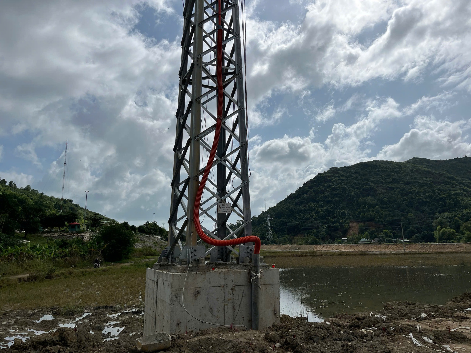 Vụ người đ&agrave;n &ocirc;ng tử vong tr&ecirc;n đường d&acirc;y trung thế: Thu&ecirc; "dắt d&acirc;y" lao động - Ảnh 1.