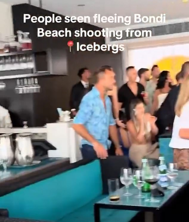 C&ocirc;ng bố đoạn video tại hiện trường vụ xả s&uacute;ng r&uacute;ng động nước &Uacute;c: Người người th&aacute;o chạy trong hoảng loạn- Ảnh 1.