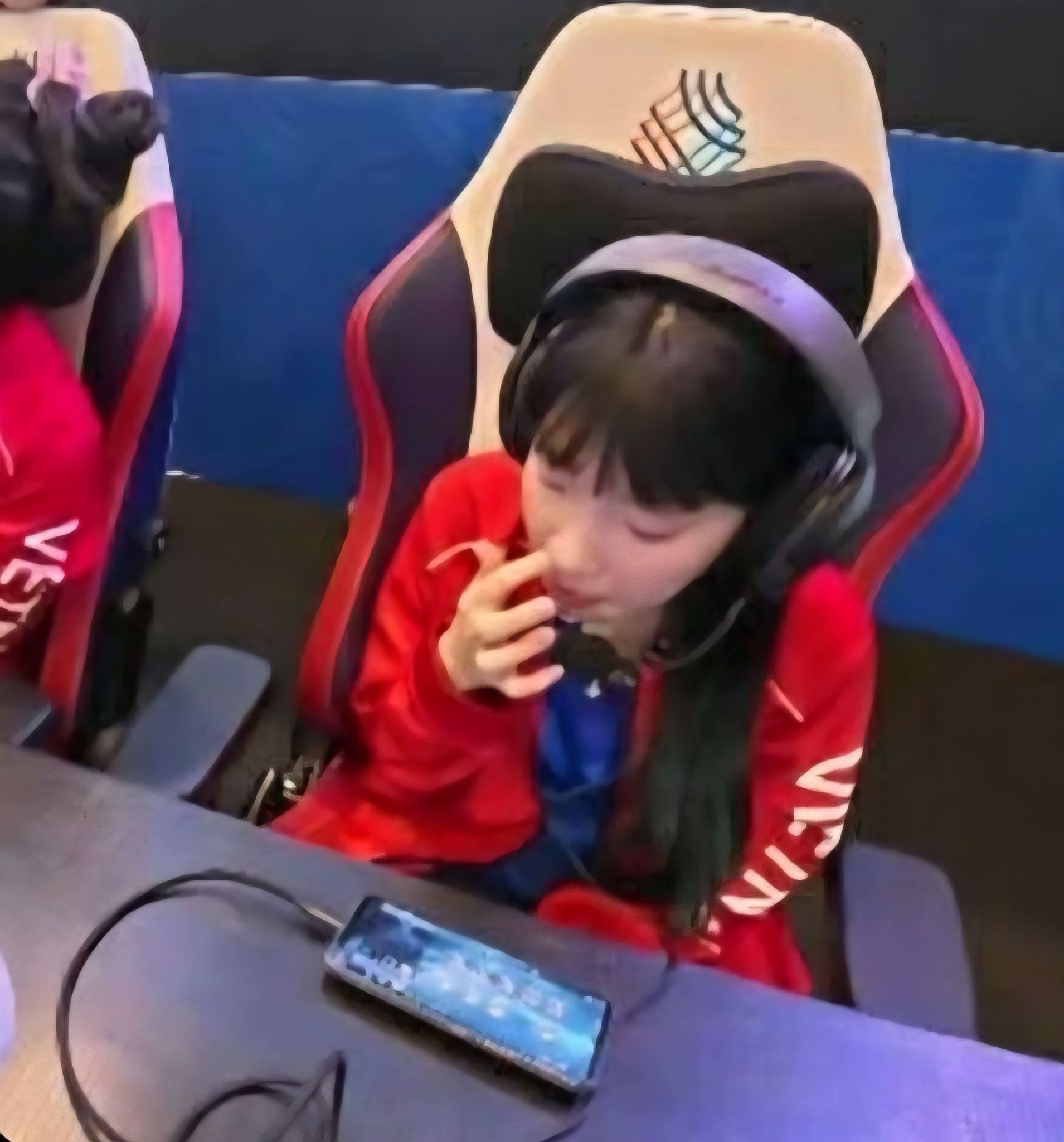 Bức ảnh viral nhất h&ocirc;m nay: D&aacute;ng ngồi ung dung mang về tấm HCV SEA Games cho Li&ecirc;n Qu&acirc;n Mobile Việt Nam- Ảnh 3.