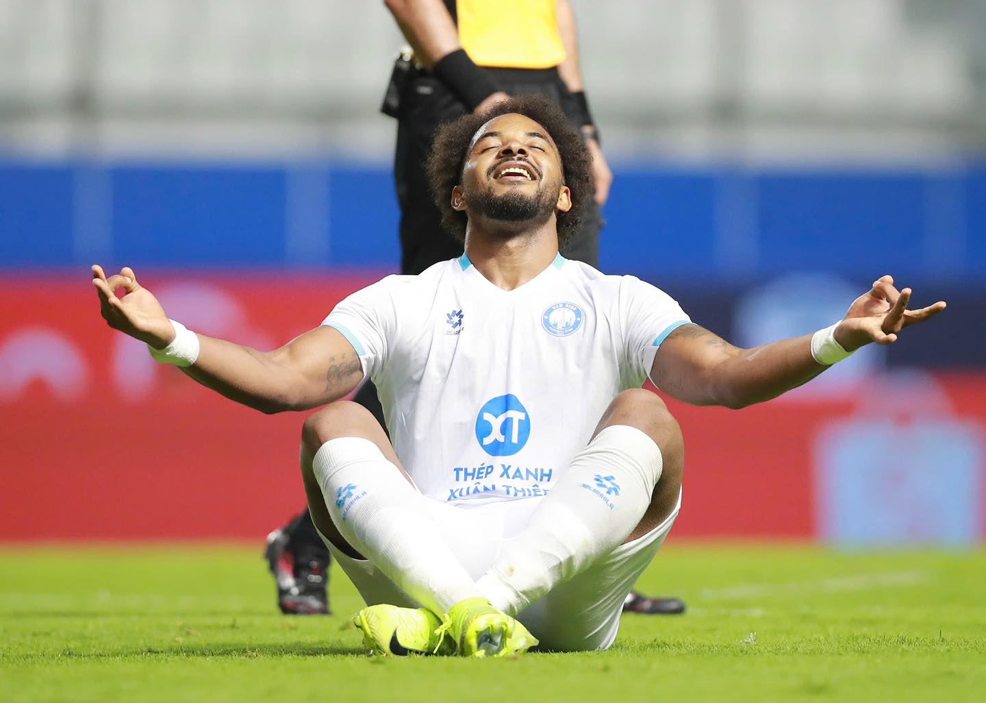 Nguyễn Xu&acirc;n Son rực s&aacute;ng, đội b&oacute;ng Việt Nam đại thắng ngay tr&ecirc;n s&acirc;n của cường địch Th&aacute;i Lan - Ảnh 1.