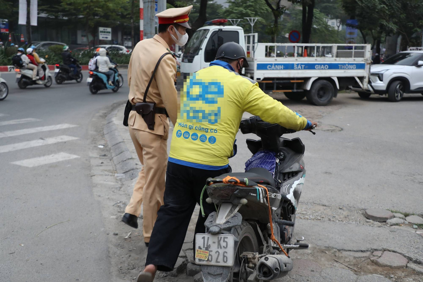 Cảnh s&aacute;t H&agrave; Nội xử l&yacute; t&agrave;i xế che biển số để qua mặt camera AI - Ảnh 2.