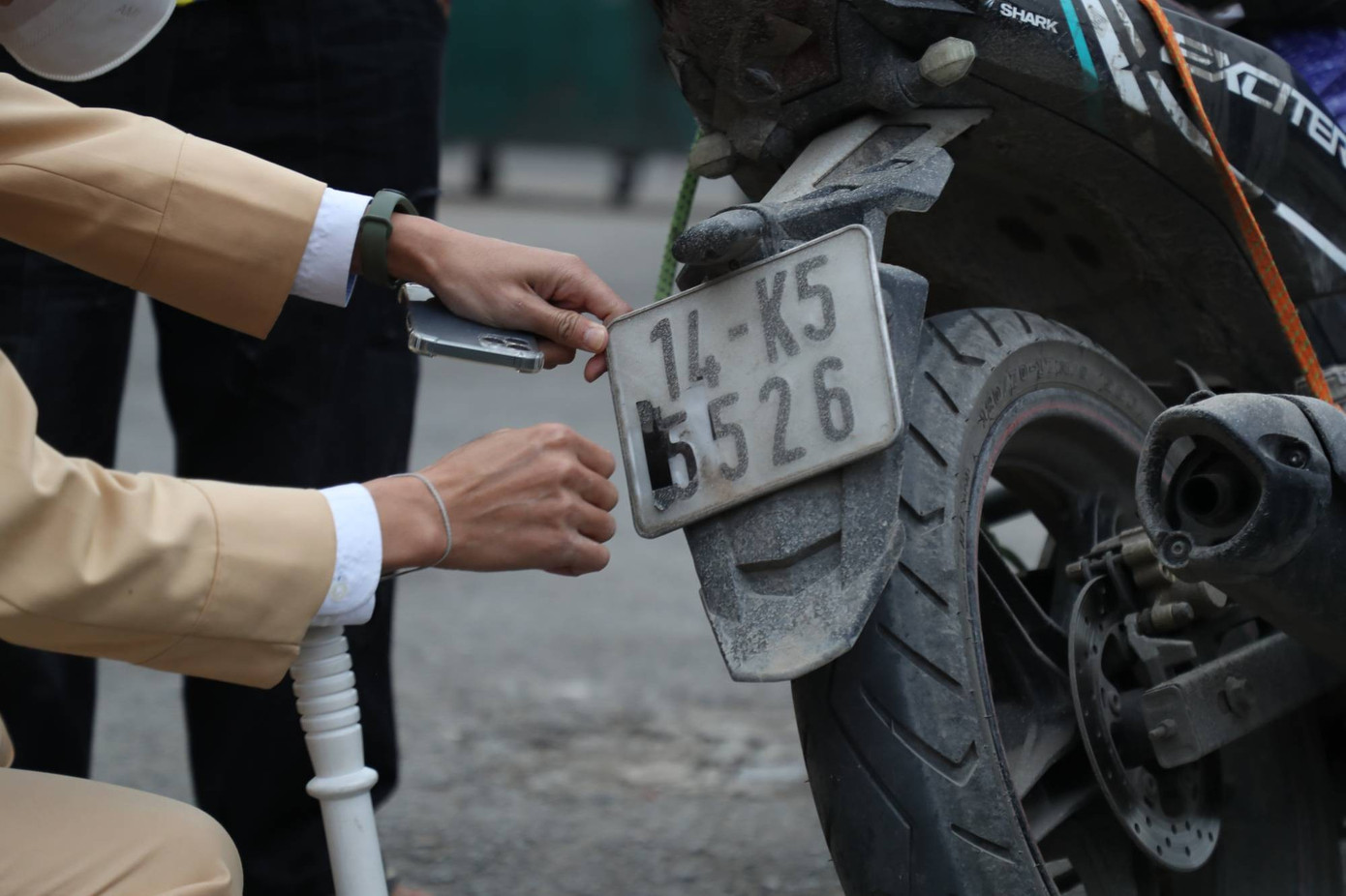 Cảnh s&aacute;t H&agrave; Nội xử l&yacute; t&agrave;i xế che biển số để qua mặt camera AI - Ảnh 1.