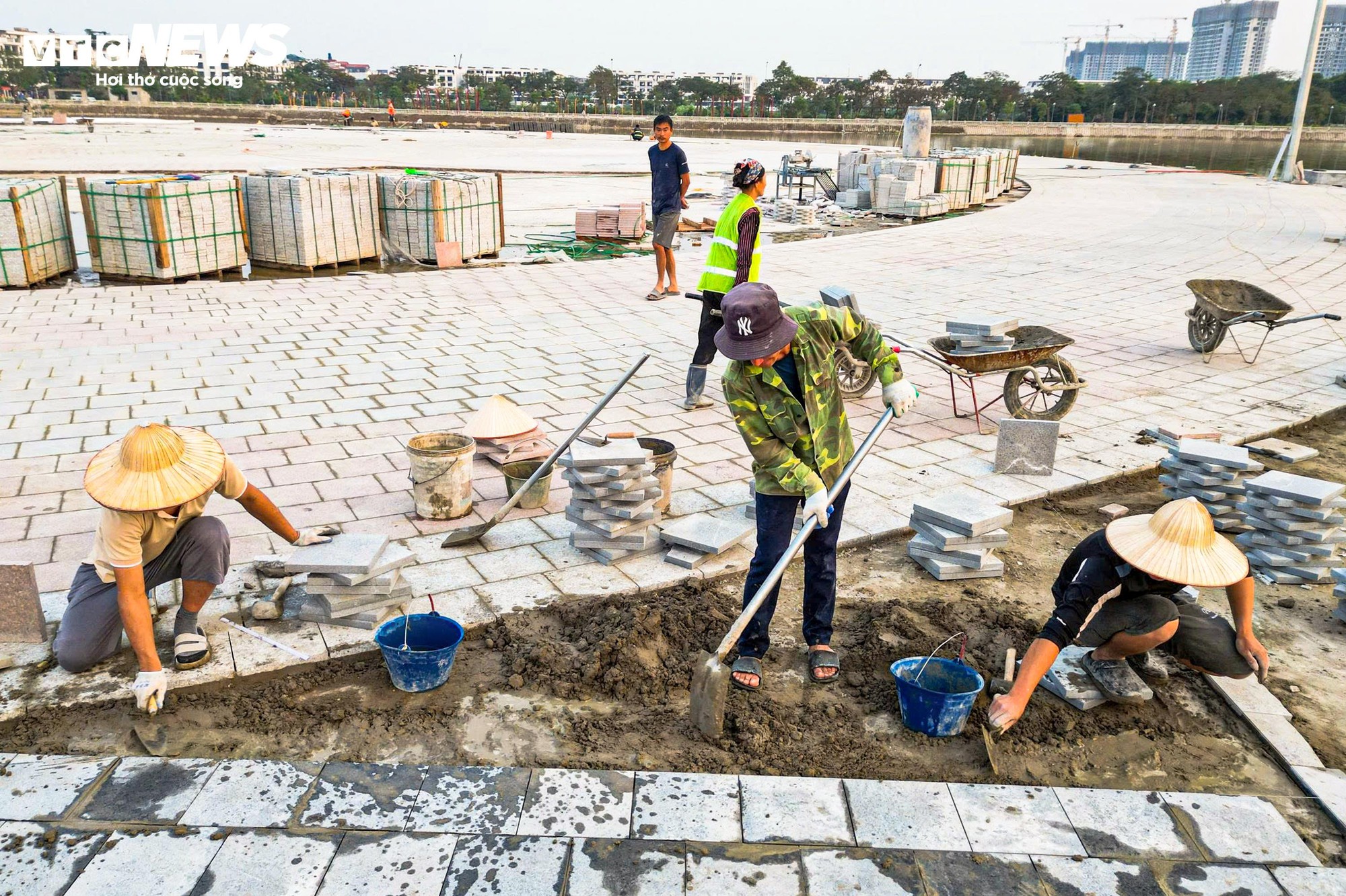 Công viên Gia Lâm hơn 280 tỷ đồng lộ diện với cổng hoa sen 5 cánh - Ảnh 6.