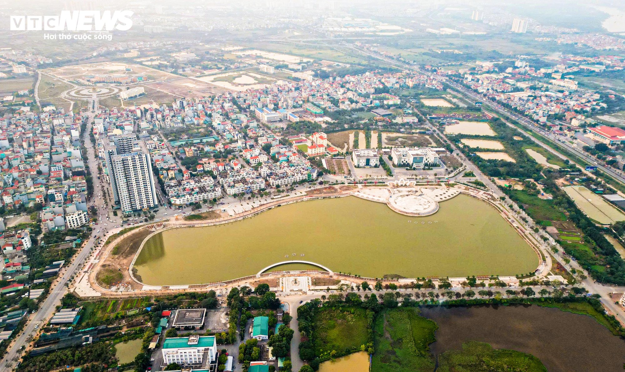 Công viên Gia Lâm hơn 280 tỷ đồng lộ diện với cổng hoa sen 5 cánh - Ảnh 1.