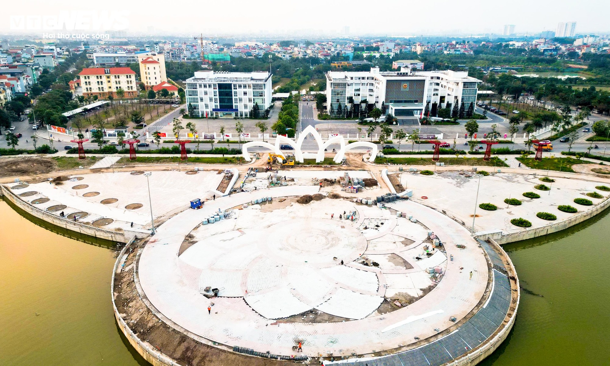 Công viên Gia Lâm hơn 280 tỷ đồng lộ diện với cổng hoa sen 5 cánh - Ảnh 2.