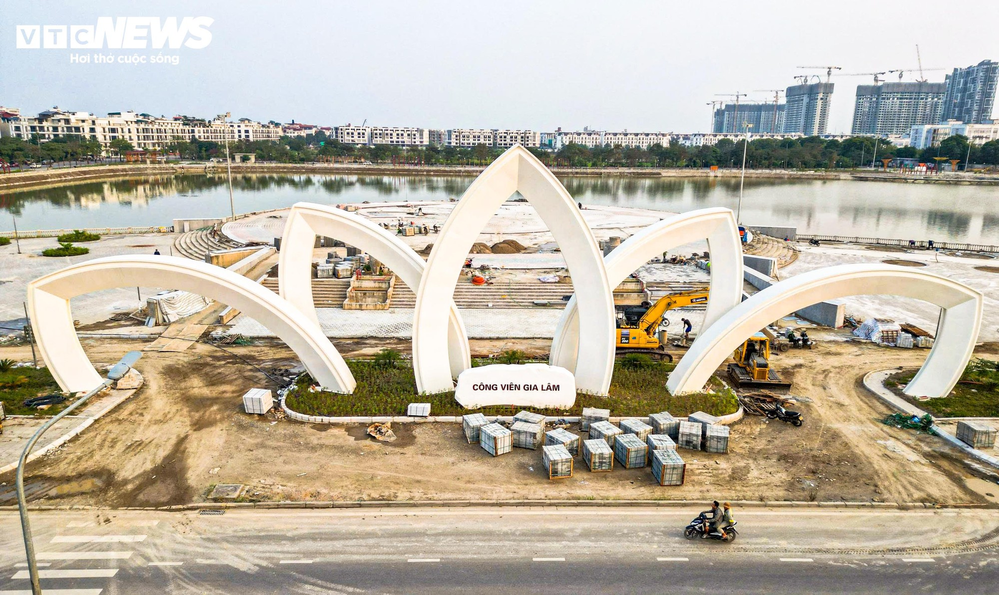 Công viên Gia Lâm hơn 280 tỷ đồng lộ diện với cổng hoa sen 5 cánh - Ảnh 4.