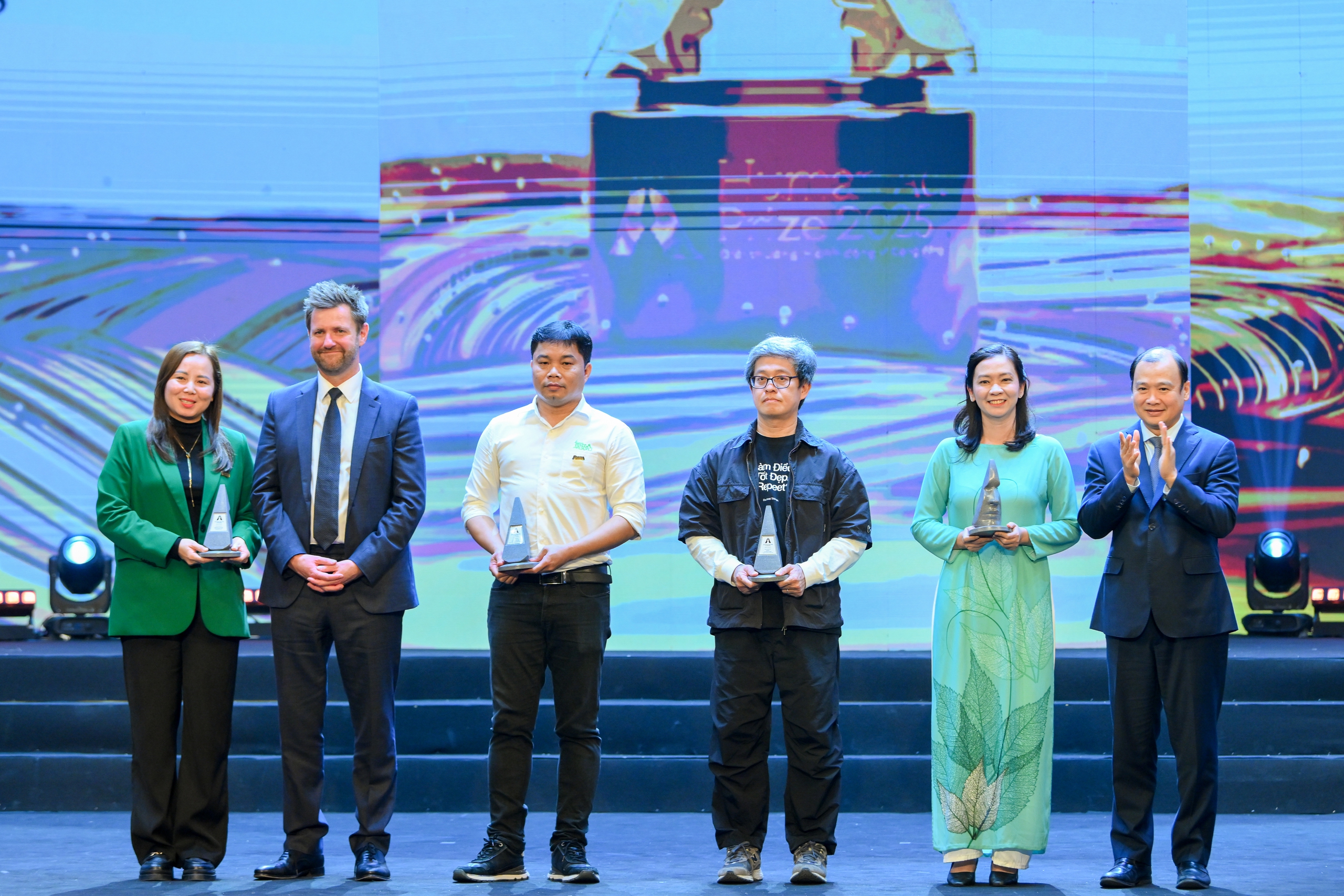 Những khoảnh khắc ấn tượng tại buổi lễ trao giải Human Act Prize 2025  - Ảnh 7.