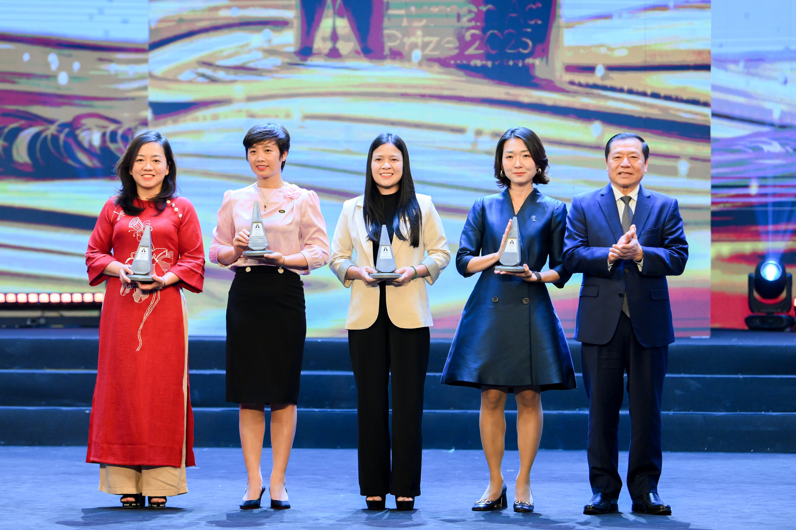 Những khoảnh khắc ấn tượng tại buổi lễ trao giải Human Act Prize 2025  - Ảnh 8.
