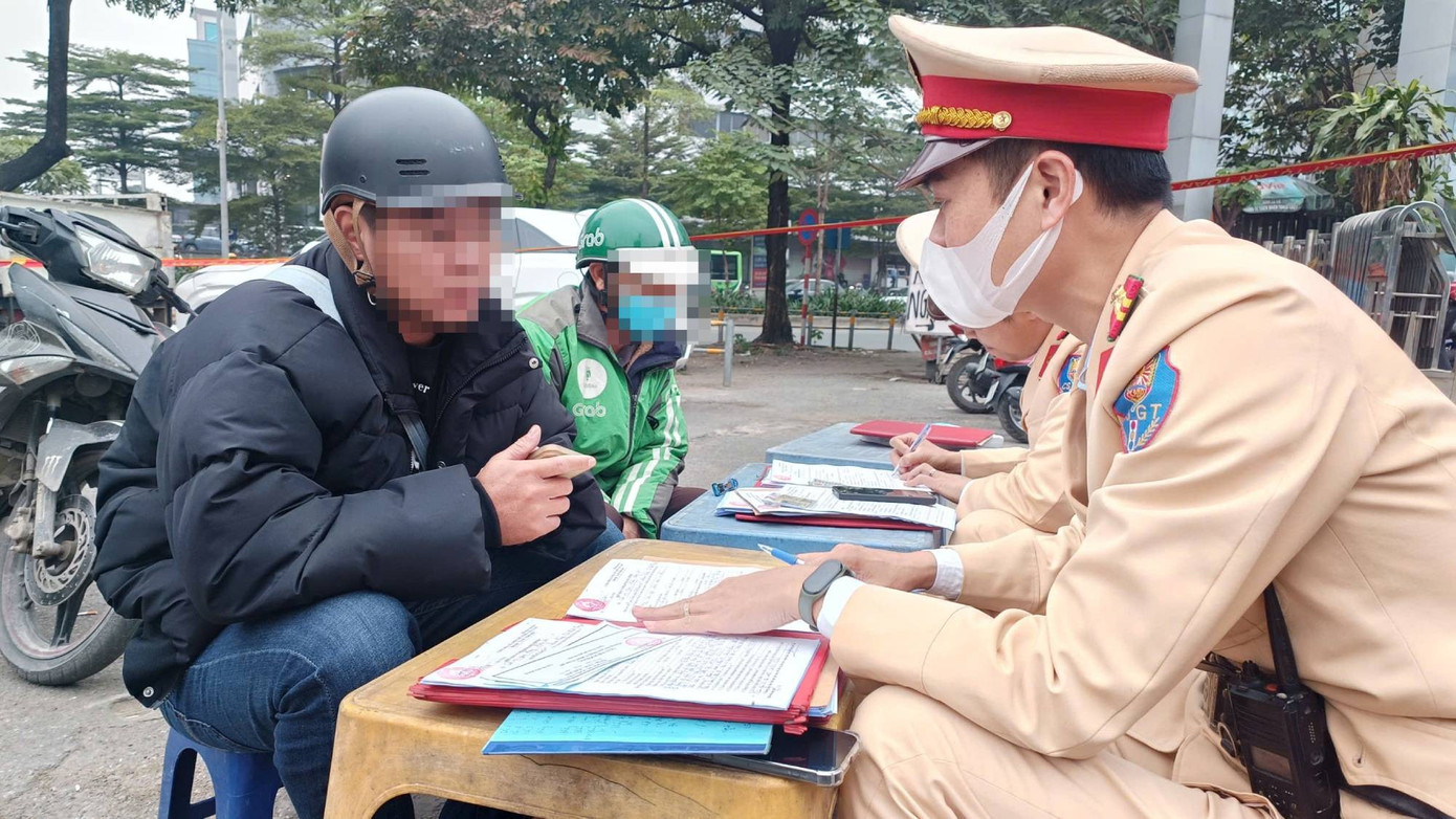 Cảnh s&aacute;t H&agrave; Nội xử l&yacute; t&agrave;i xế che biển số để qua mặt camera AI - Ảnh 3.