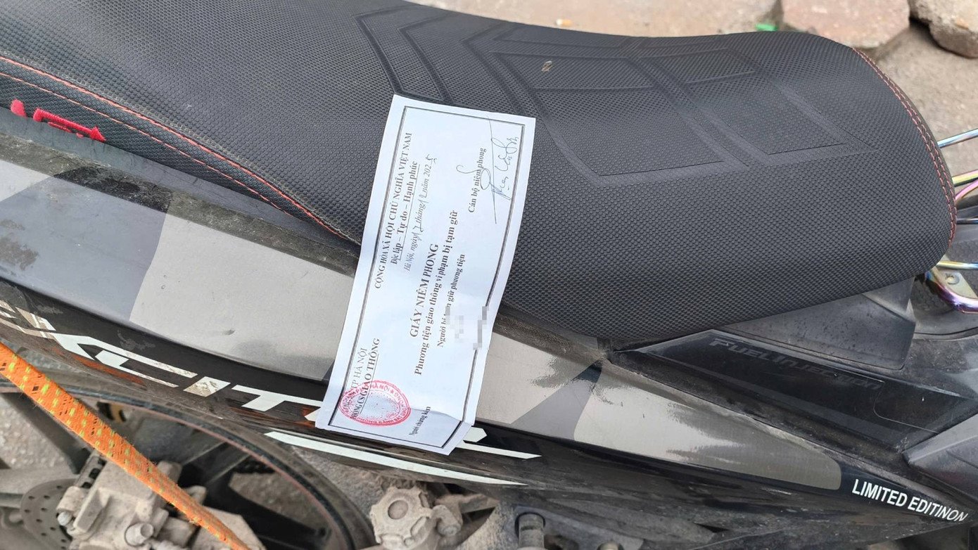 Cảnh s&aacute;t H&agrave; Nội xử l&yacute; t&agrave;i xế che biển số để qua mặt camera AI - Ảnh 5.