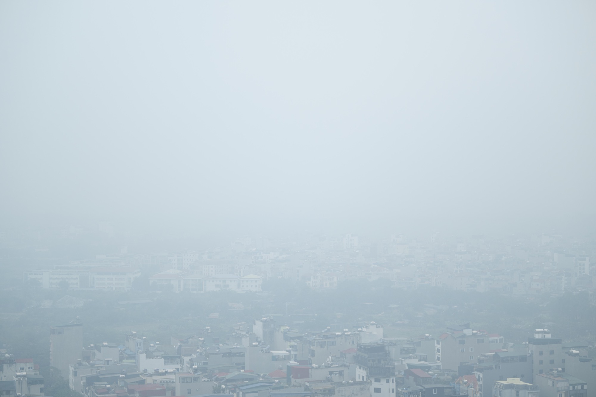 Không khí ô nhiễm bao trùm những ngày cuối năm: Hà Nội mù mịt, TP.HCM tối sầm dù đã 8h sáng- Ảnh 1.
