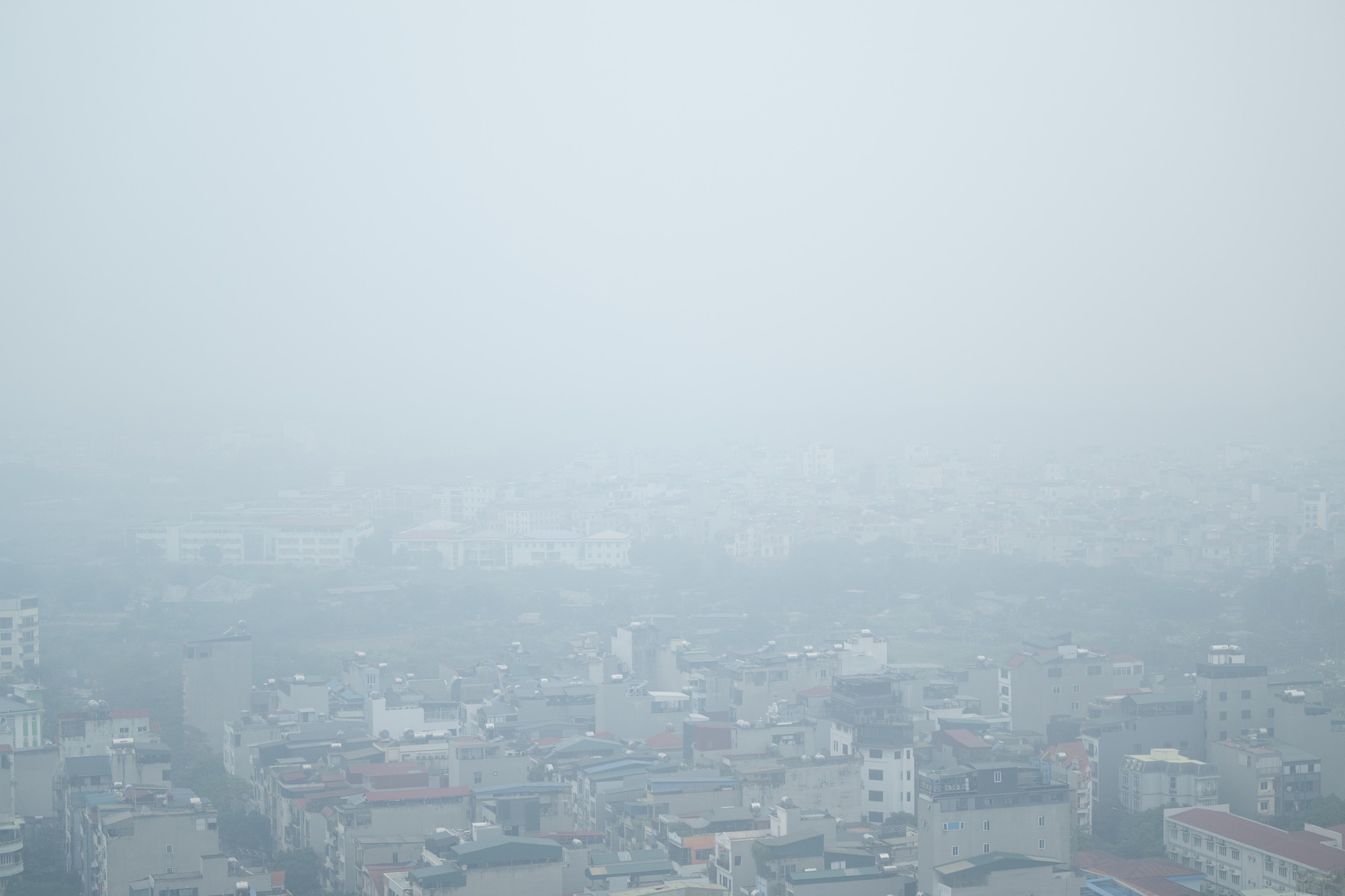 Không khí ô nhiễm bao trùm những ngày cuối năm: Hà Nội mù mịt, TP.HCM tối sầm dù đã 8h sáng- Ảnh 3.