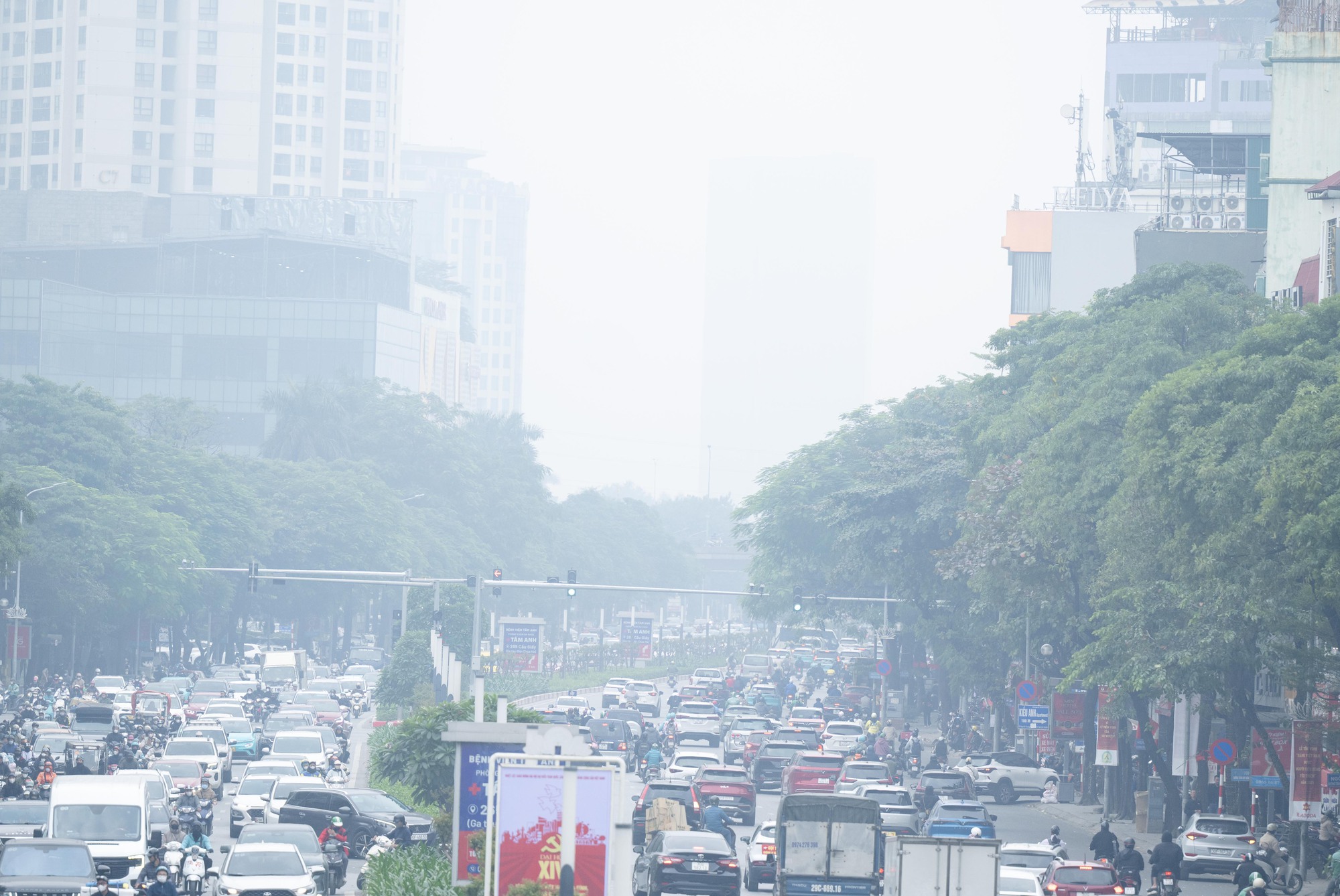 Không khí ô nhiễm bao trùm những ngày cuối năm: Hà Nội mù mịt, TP.HCM tối sầm dù đã 8h sáng- Ảnh 4.