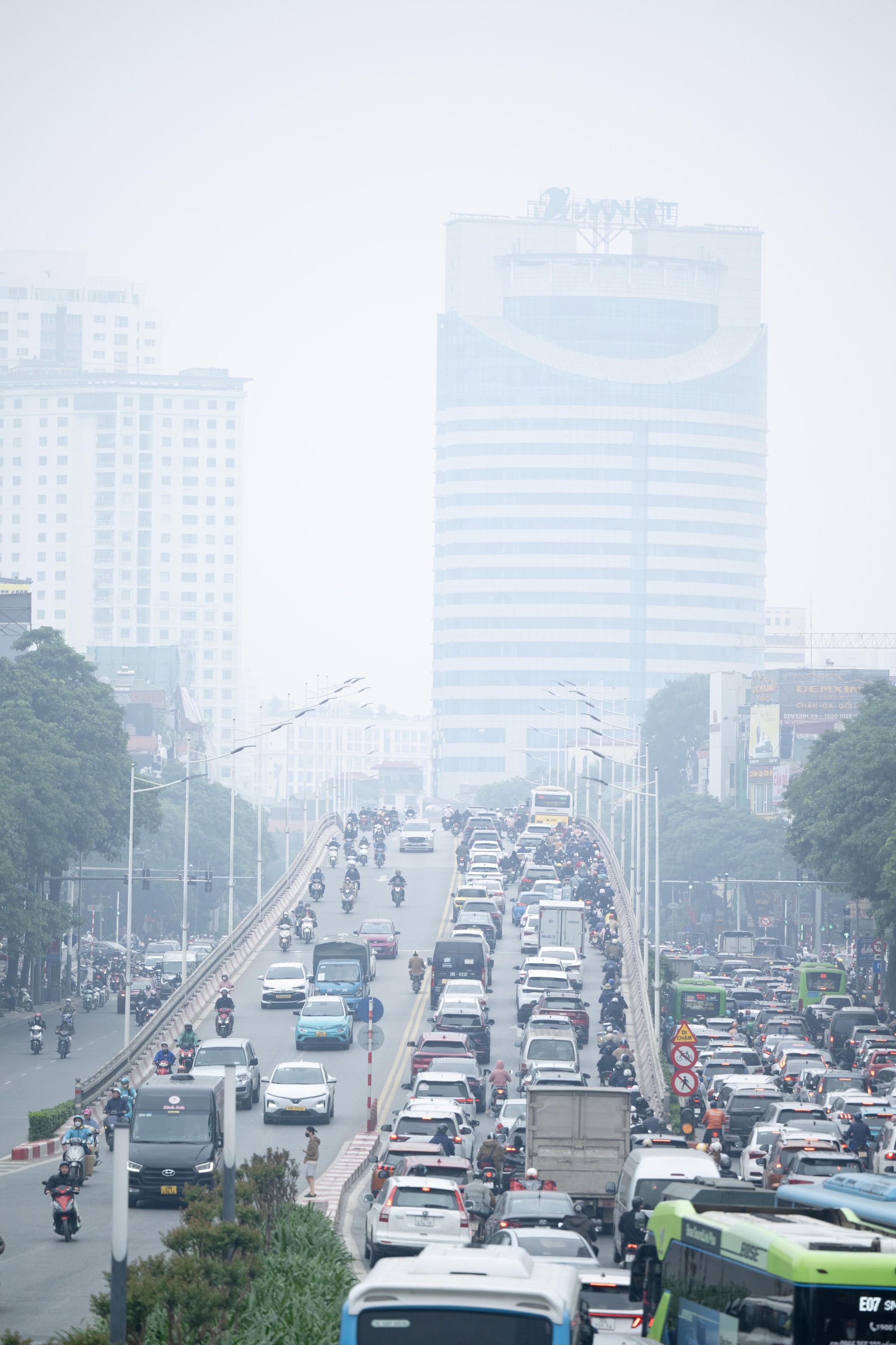 Không khí ô nhiễm bao trùm những ngày cuối năm: Hà Nội mù mịt, TP.HCM tối sầm dù đã 8h sáng- Ảnh 5.