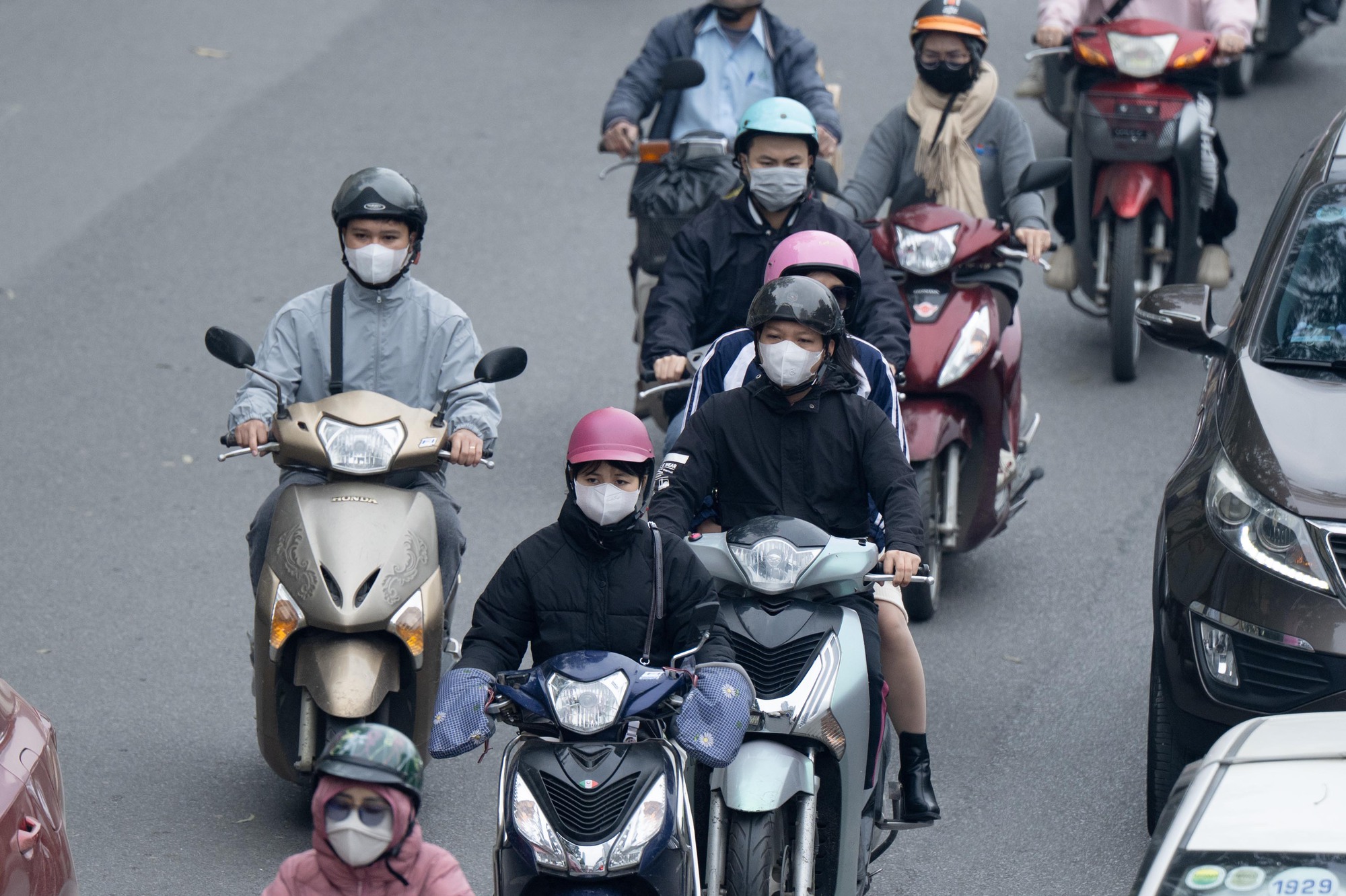 Không khí ô nhiễm bao trùm những ngày cuối năm: Hà Nội mù mịt, TP.HCM tối sầm dù đã 8h sáng- Ảnh 6.