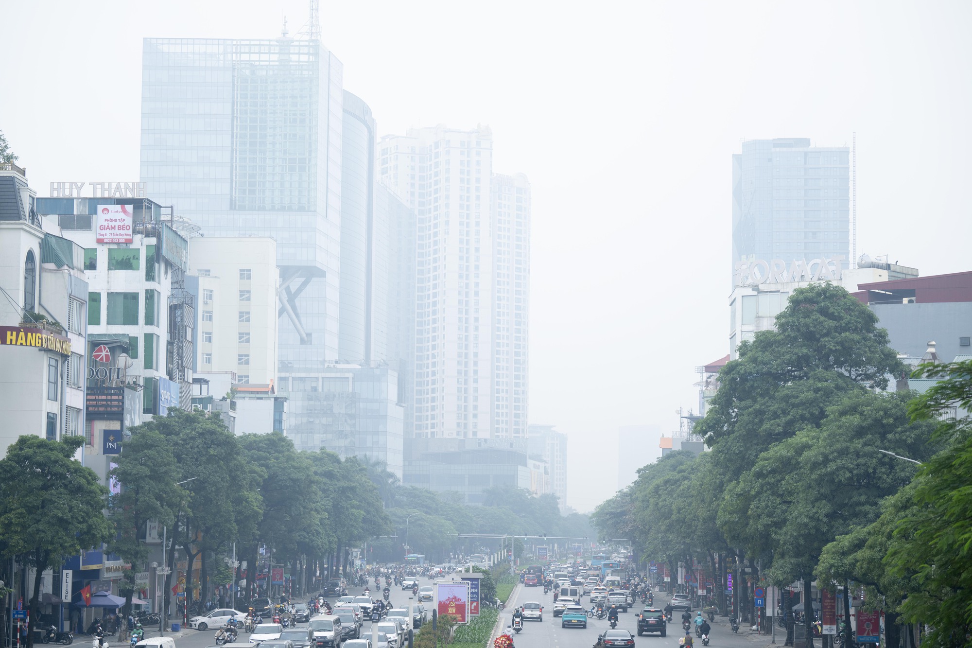 Không khí ô nhiễm bao trùm những ngày cuối năm: Hà Nội mù mịt, TP.HCM tối sầm dù đã 8h sáng- Ảnh 7.