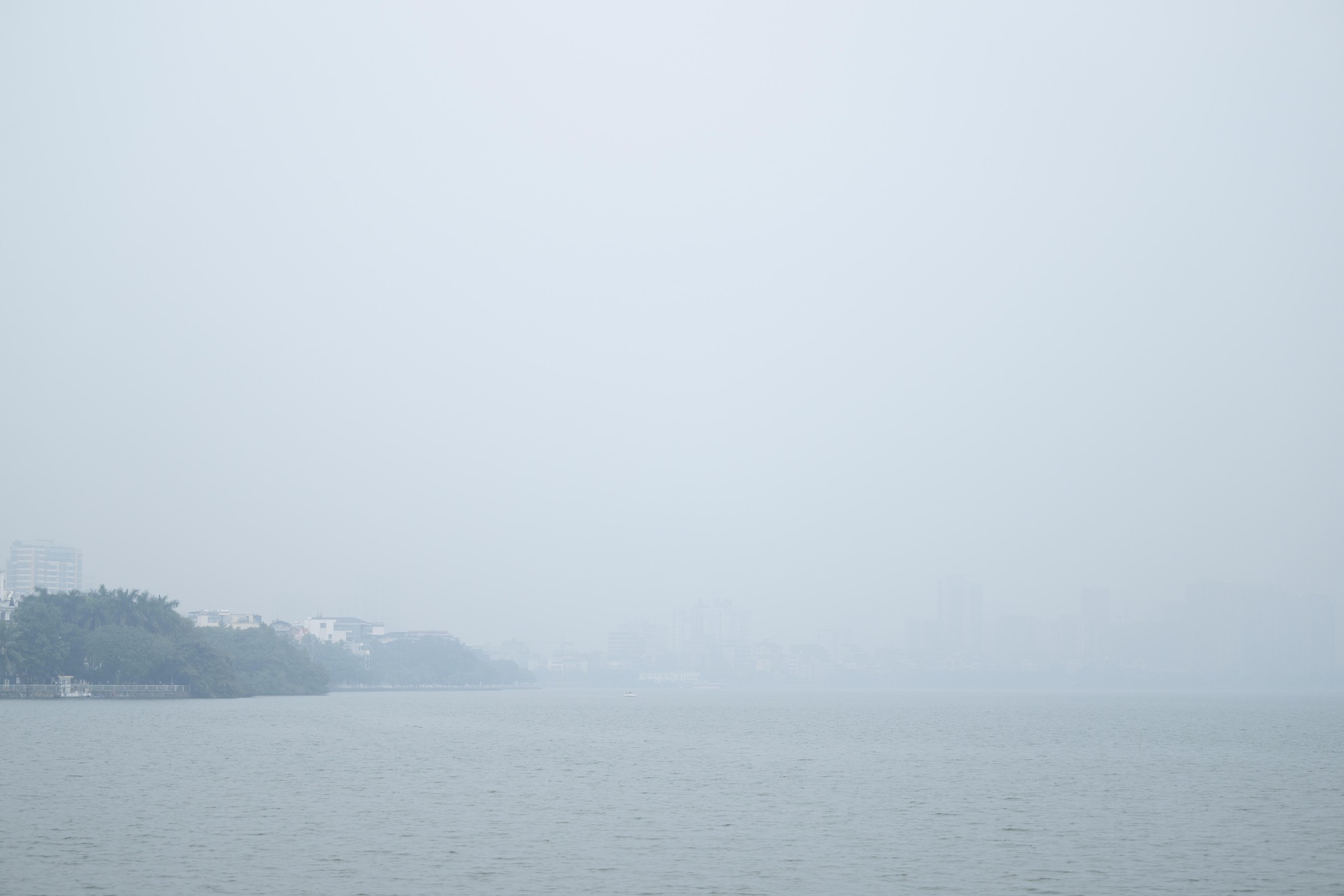 Không khí ô nhiễm bao trùm những ngày cuối năm: Hà Nội mù mịt, TP.HCM tối sầm dù đã 8h sáng- Ảnh 10.