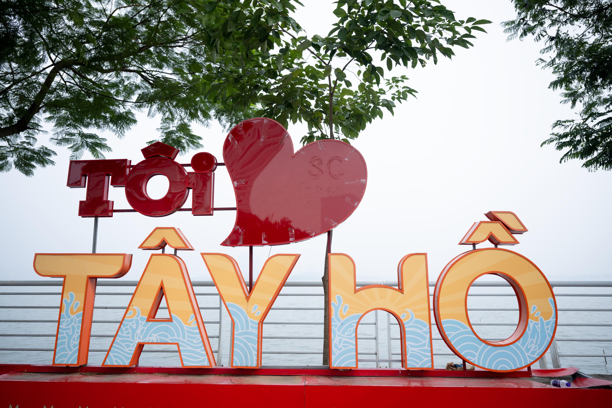 Không khí ô nhiễm bao trùm những ngày cuối năm: Hà Nội mù mịt, TP.HCM tối sầm dù đã 8h sáng- Ảnh 12.