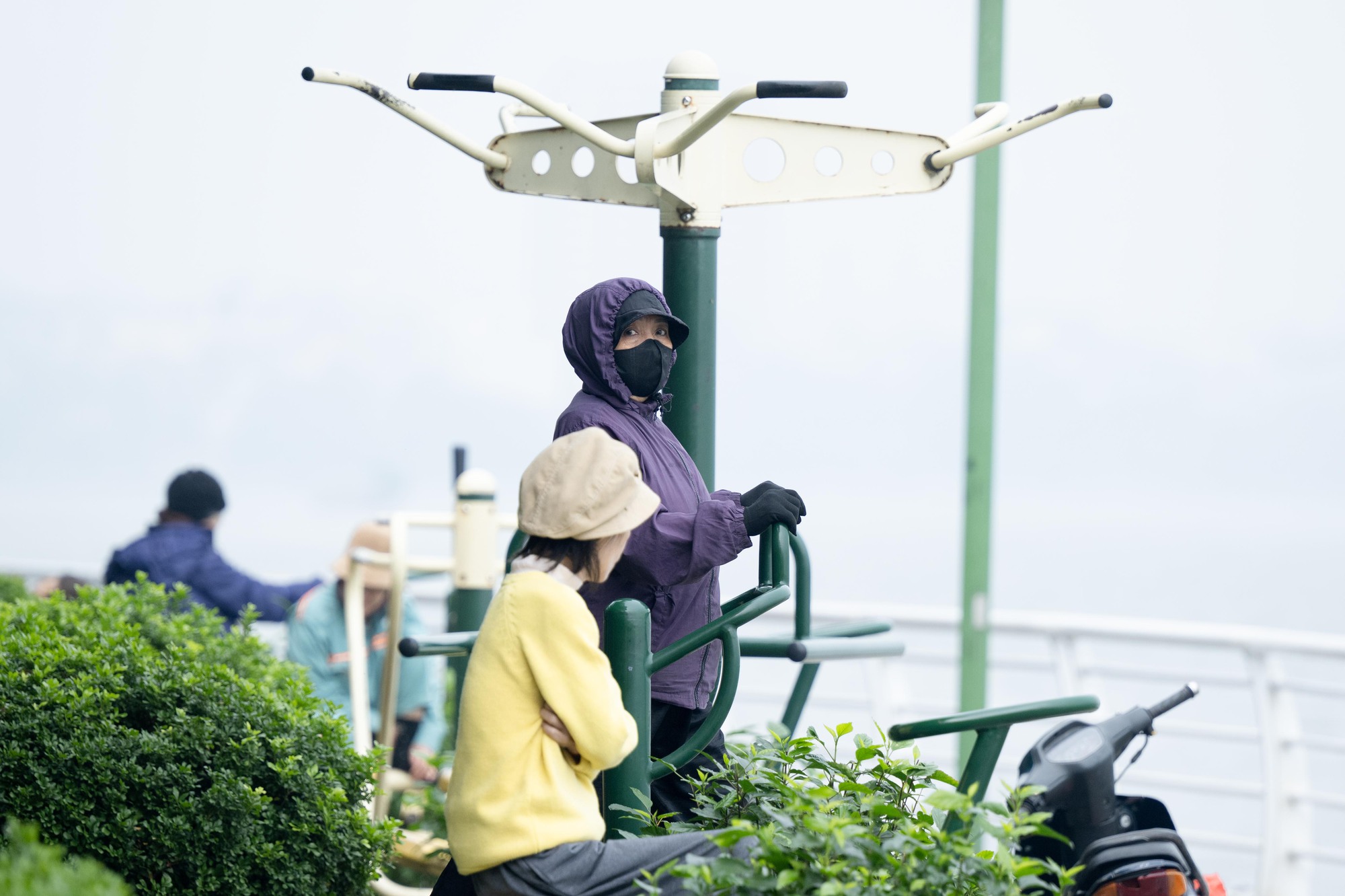 Không khí ô nhiễm bao trùm những ngày cuối năm: Hà Nội mù mịt, TP.HCM tối sầm dù đã 8h sáng- Ảnh 15.