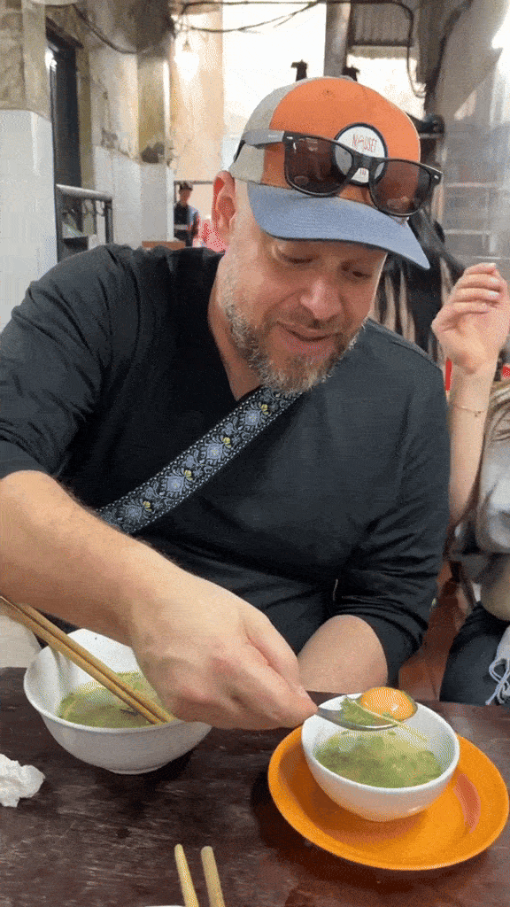 Gần 8 triệu lượt xem khách Tây ăn món quen thuộc trong bữa sáng kiểu Mỹ, nhưng theo cách Việt Nam - Ảnh 2.