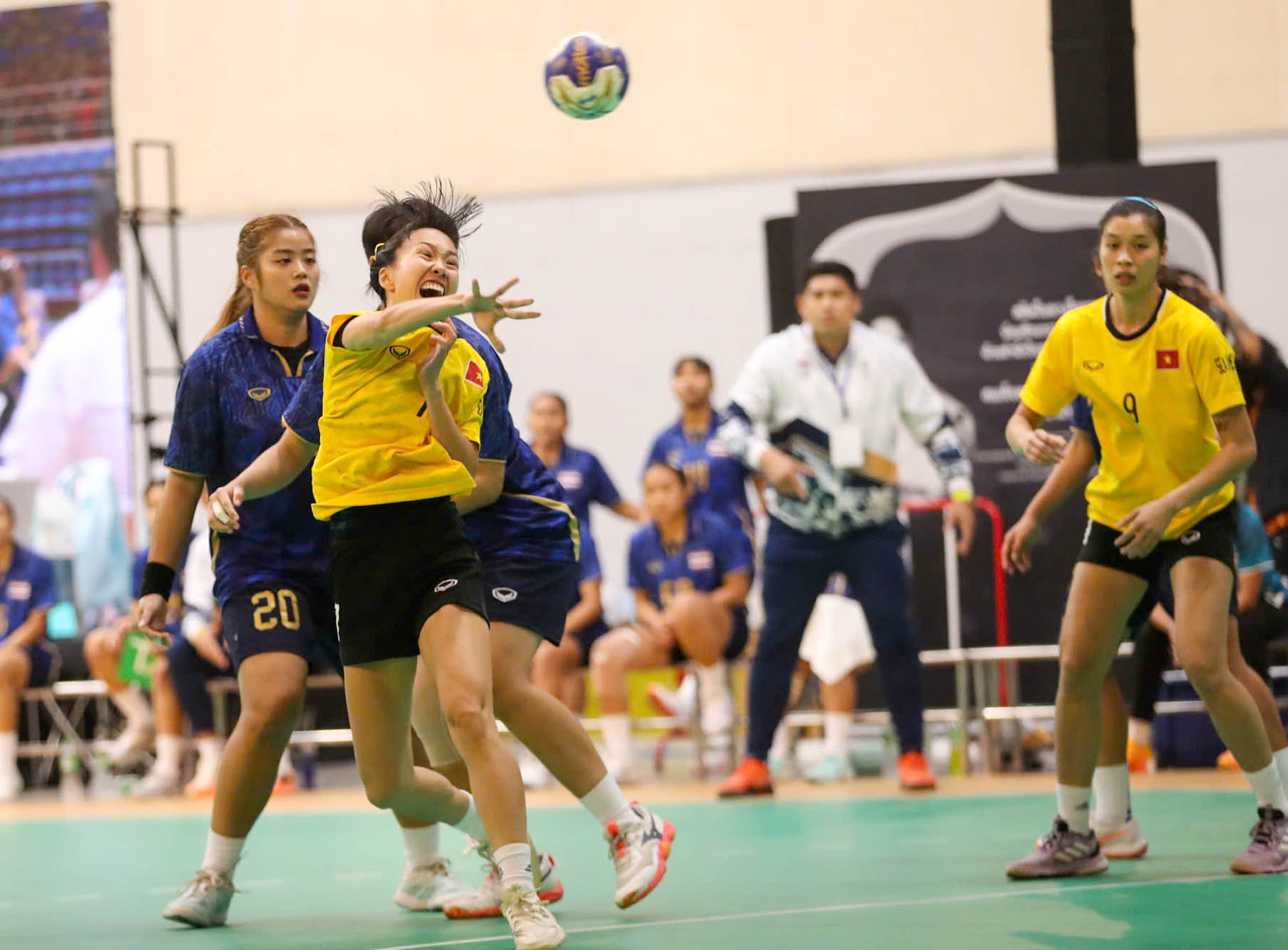 B&ugrave;ng nổ cảm x&uacute;c SEA Games 33: Hạ Th&aacute;i Lan gi&agrave;nh HCV, cầu thủ b&oacute;ng n&eacute;m Việt Nam kh&oacute;c nức nở v&igrave; hạnh ph&uacute;c- Ảnh 7.