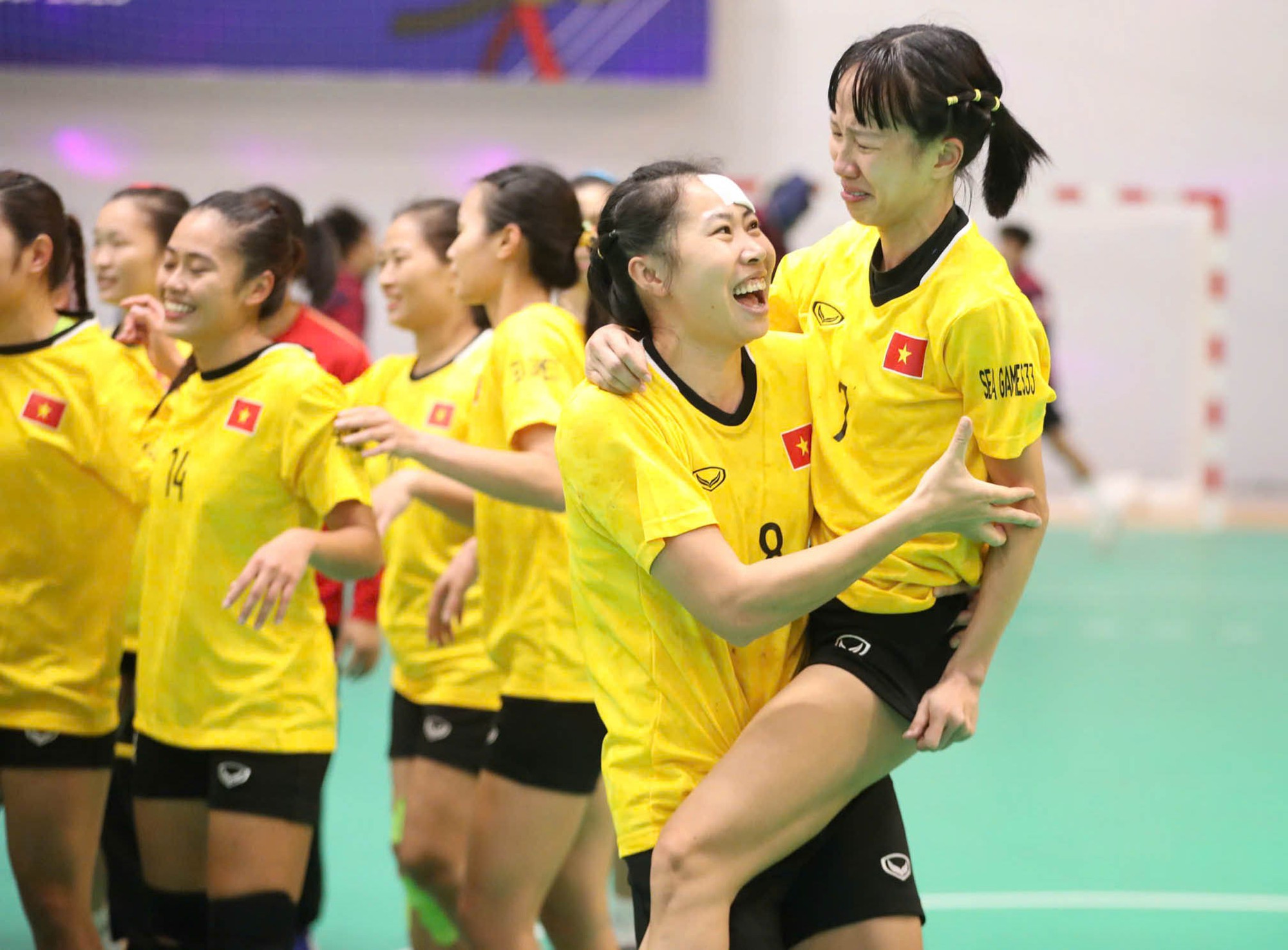B&ugrave;ng nổ cảm x&uacute;c SEA Games 33: Hạ Th&aacute;i Lan gi&agrave;nh HCV, cầu thủ b&oacute;ng n&eacute;m Việt Nam kh&oacute;c nức nở v&igrave; hạnh ph&uacute;c- Ảnh 3.