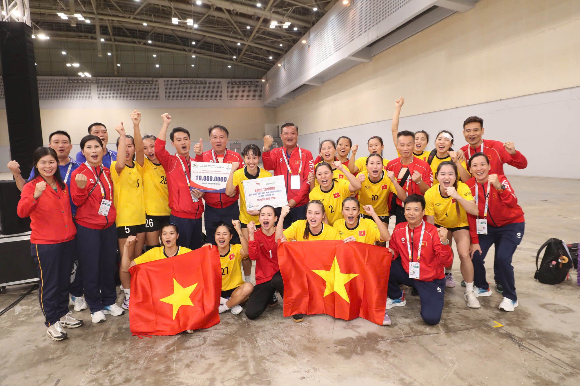 B&ugrave;ng nổ cảm x&uacute;c SEA Games 33: Hạ Th&aacute;i Lan gi&agrave;nh HCV, cầu thủ b&oacute;ng n&eacute;m Việt Nam kh&oacute;c nức nở v&igrave; hạnh ph&uacute;c- Ảnh 10.
