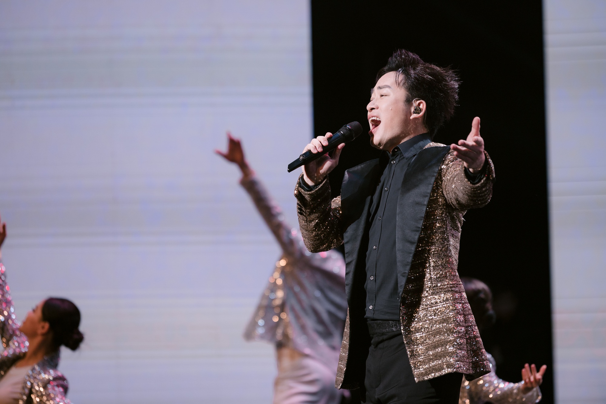 Tùng Dương: "Tôi gác lại những gì thuộc về cá nhân để thăng hoa với mọi người dân Việt Nam"- Ảnh 1.