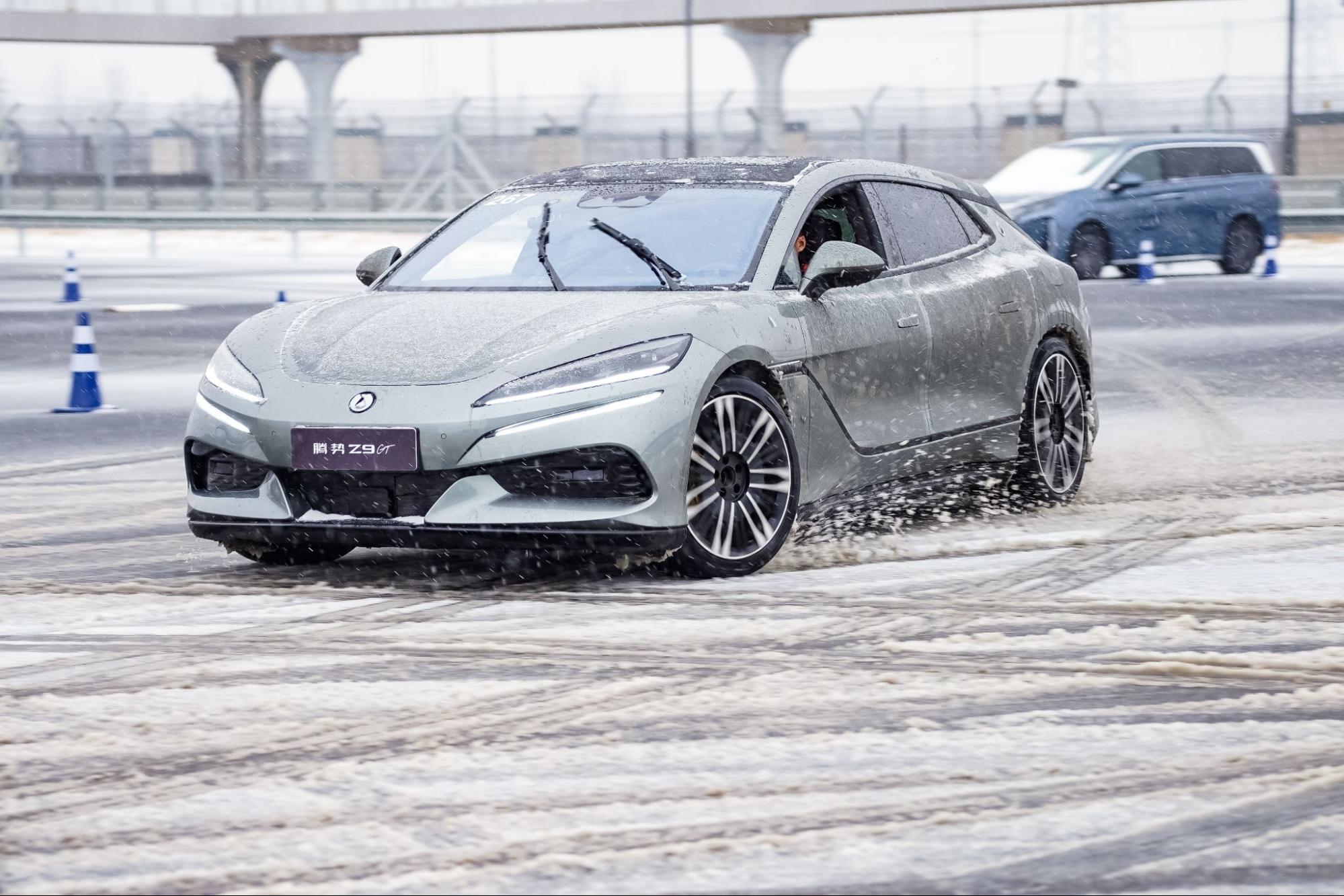 T&ocirc;i sang Trung Quốc trải nghiệm đường đua khổng lồ phủ trong tuyết d&agrave;y của BYD: Leo dốc c&aacute;t, bơi trong nước, nghi&ecirc;ng 30 độ đều trong &lsquo;1 nốt nhạc&rsquo;- Ảnh 21.