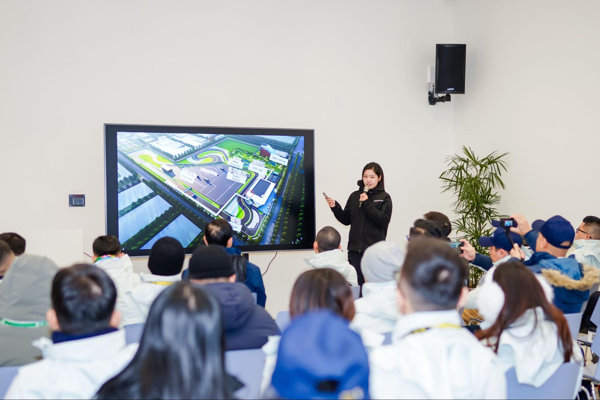 T&ocirc;i sang Trung Quốc trải nghiệm đường đua khổng lồ phủ trong tuyết d&agrave;y của BYD: Leo dốc c&aacute;t, bơi trong nước, nghi&ecirc;ng 30 độ đều trong &lsquo;1 nốt nhạc&rsquo;- Ảnh 1.