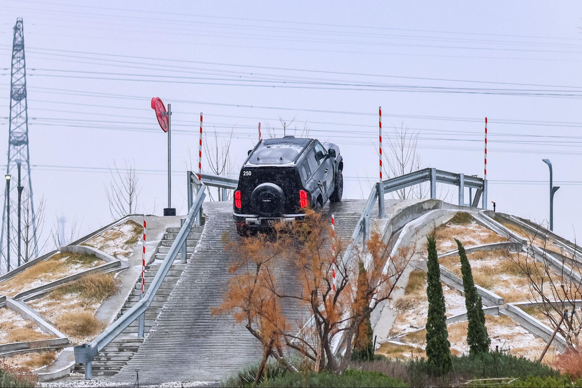 T&ocirc;i sang Trung Quốc trải nghiệm đường đua khổng lồ phủ trong tuyết d&agrave;y của BYD: Leo dốc c&aacute;t, bơi trong nước, nghi&ecirc;ng 30 độ đều trong &lsquo;1 nốt nhạc&rsquo;- Ảnh 22.