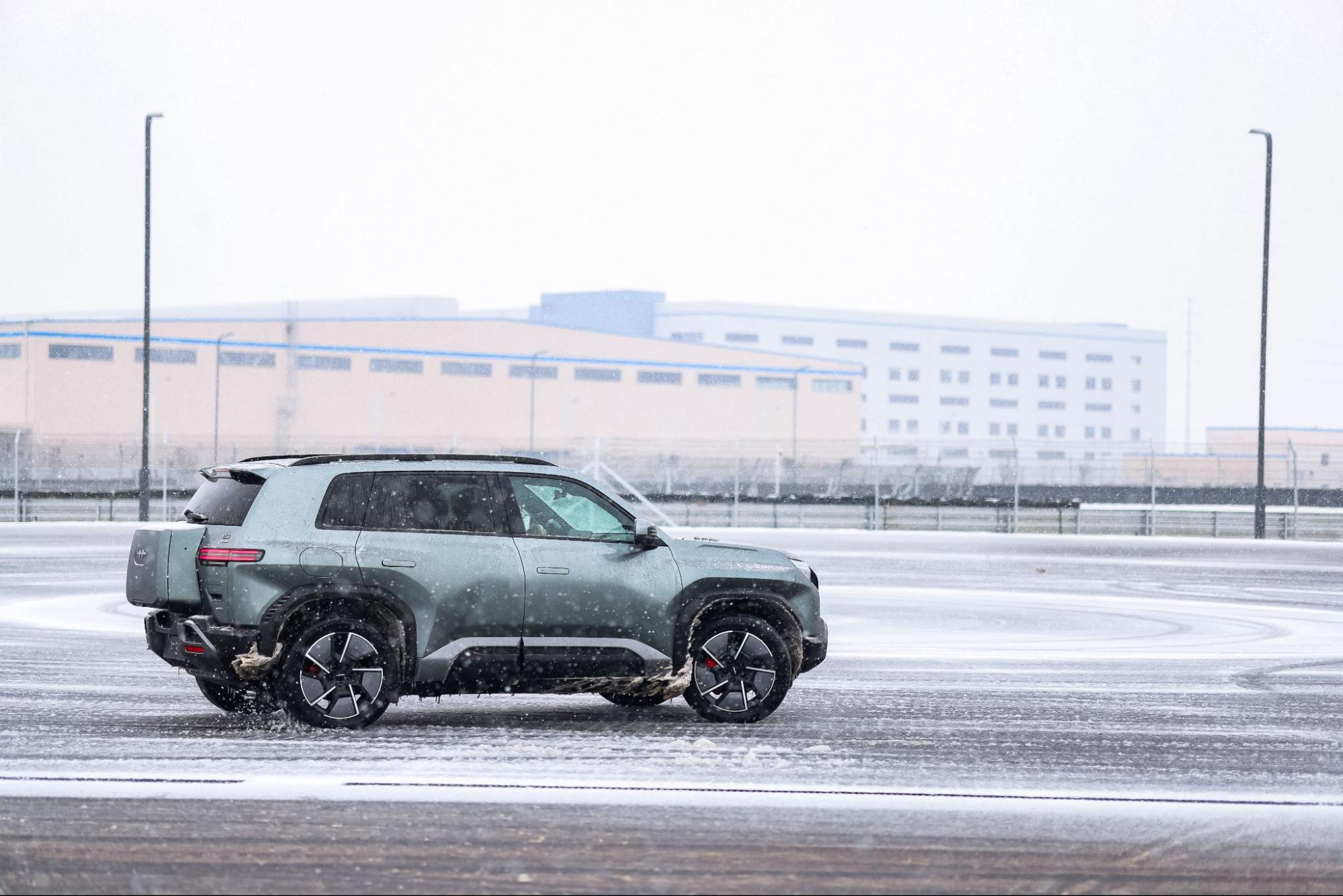 T&ocirc;i sang Trung Quốc trải nghiệm đường đua khổng lồ phủ trong tuyết d&agrave;y của BYD: Leo dốc c&aacute;t, bơi trong nước, nghi&ecirc;ng 30 độ đều trong &lsquo;1 nốt nhạc&rsquo;- Ảnh 14.