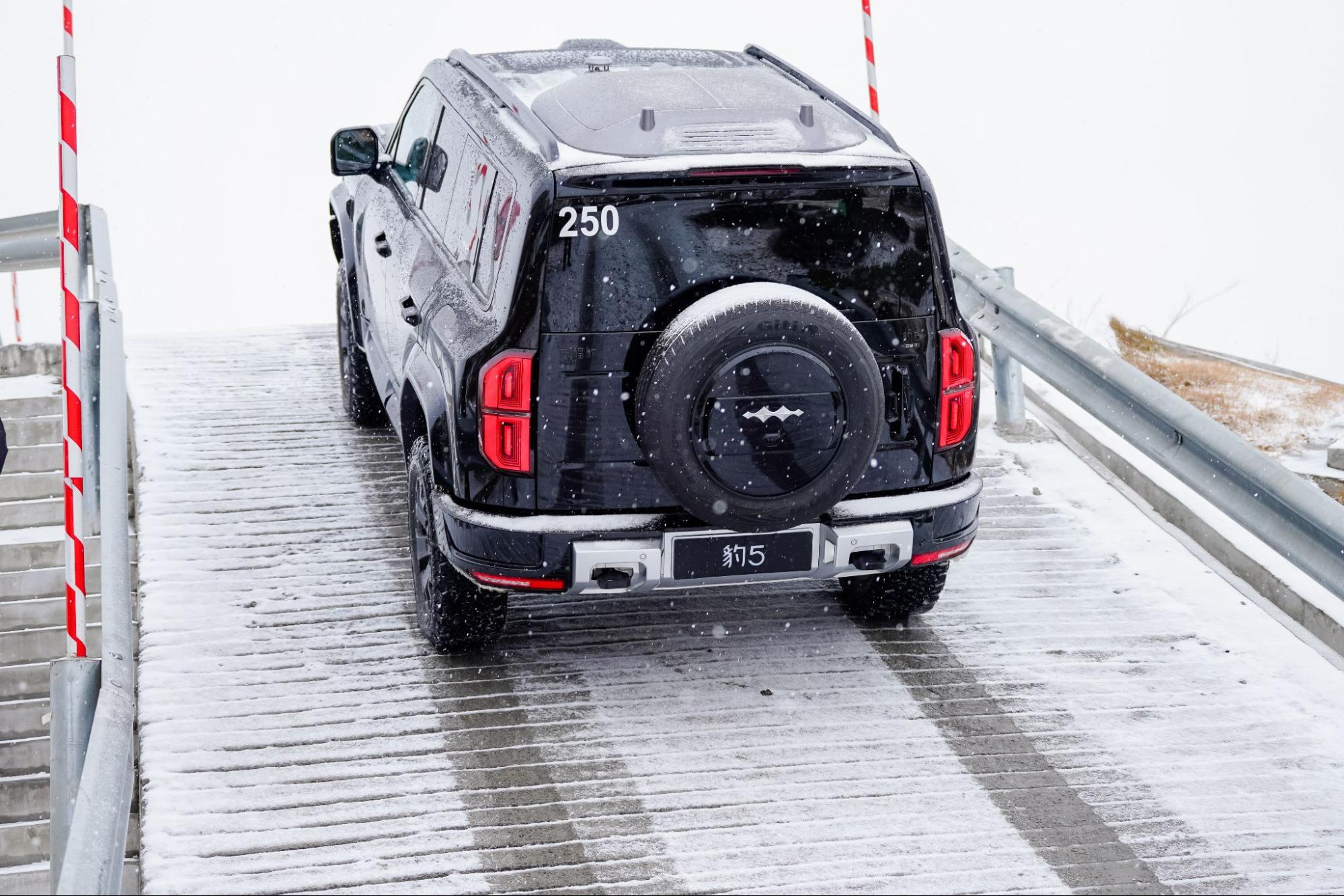 T&ocirc;i sang Trung Quốc trải nghiệm đường đua khổng lồ phủ trong tuyết d&agrave;y của BYD: Leo dốc c&aacute;t, bơi trong nước, nghi&ecirc;ng 30 độ đều trong &lsquo;1 nốt nhạc&rsquo;- Ảnh 24.