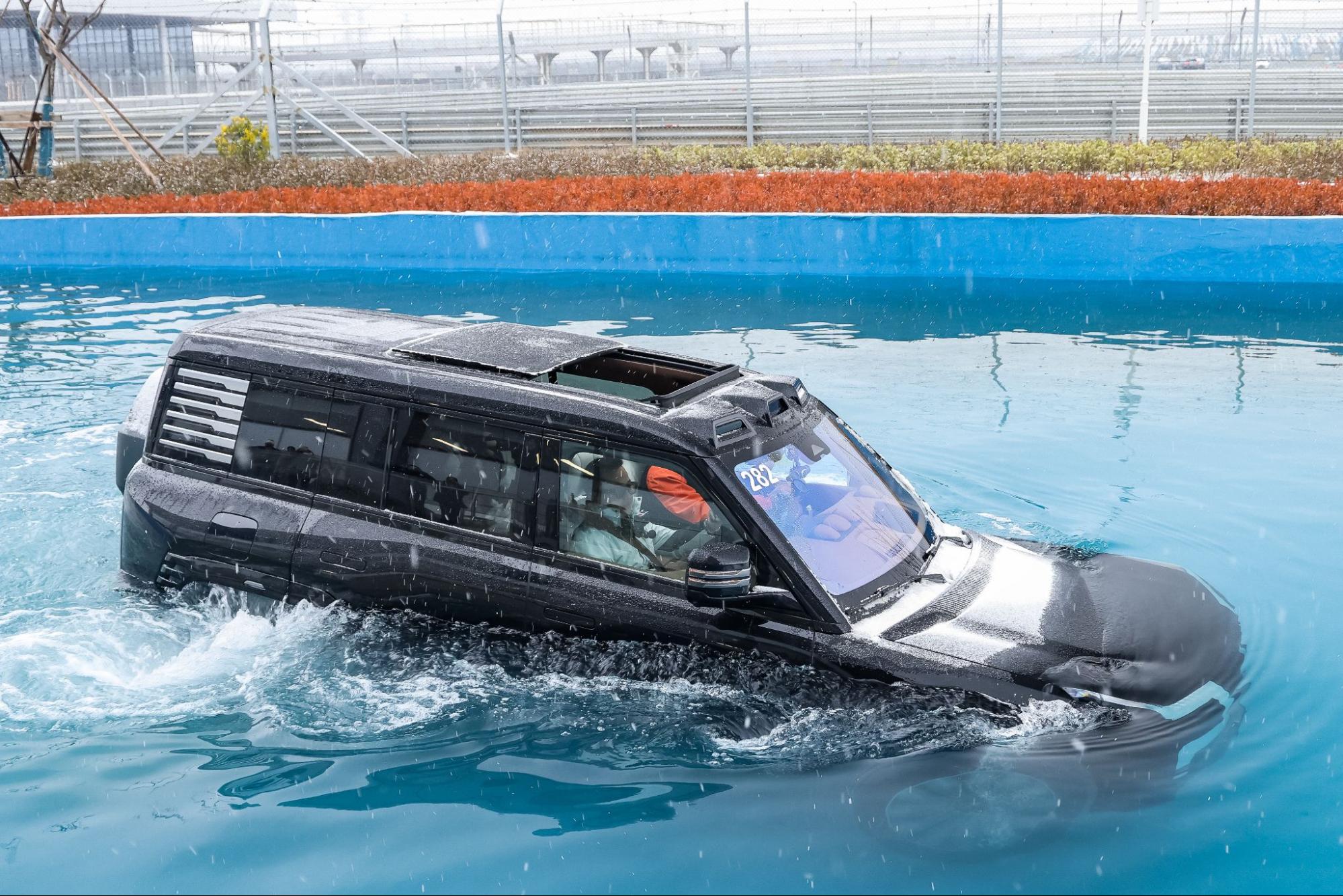 T&ocirc;i sang Trung Quốc trải nghiệm đường đua khổng lồ phủ trong tuyết d&agrave;y của BYD: Leo dốc c&aacute;t, bơi trong nước, nghi&ecirc;ng 30 độ đều trong &lsquo;1 nốt nhạc&rsquo;- Ảnh 18.