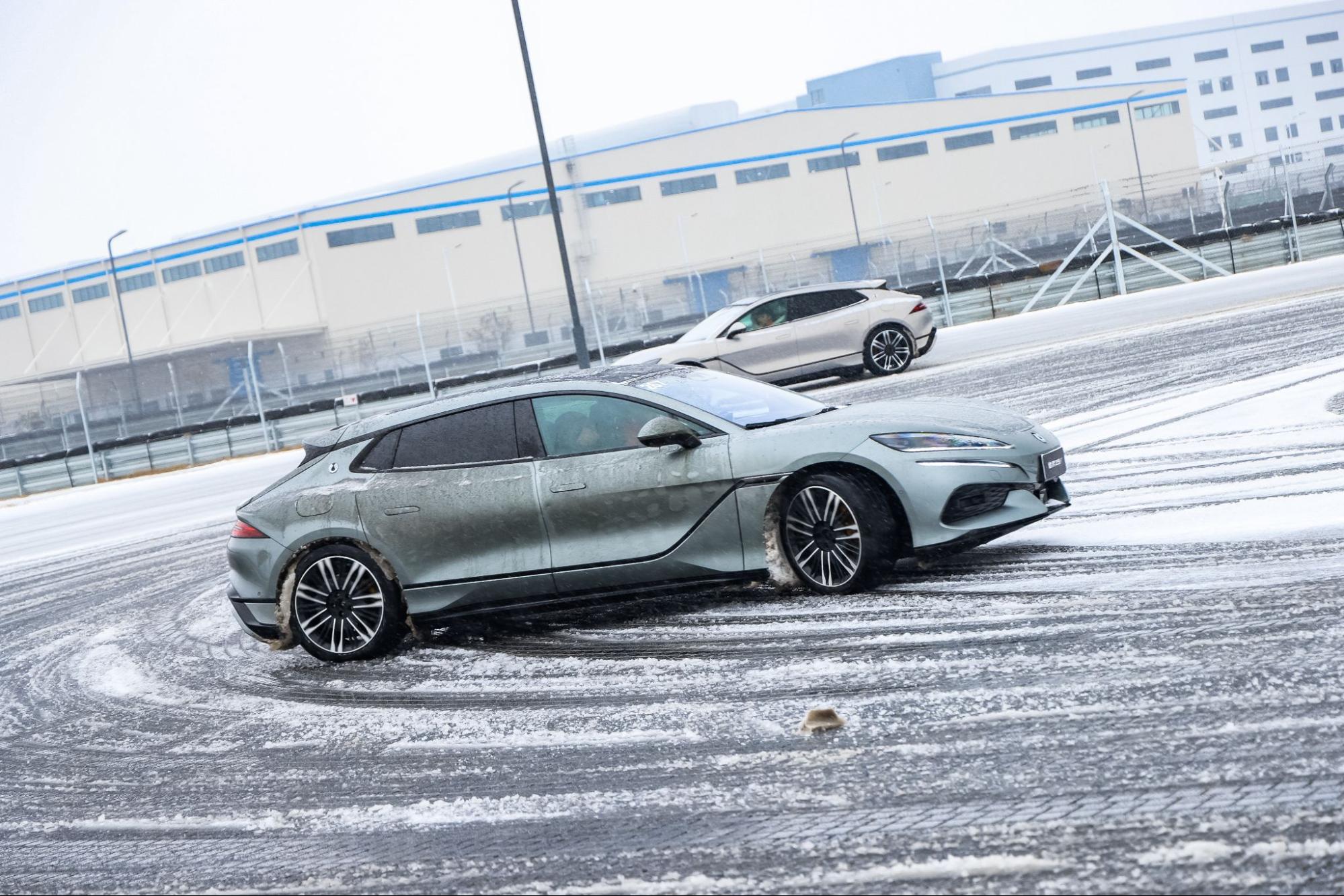 T&ocirc;i sang Trung Quốc trải nghiệm đường đua khổng lồ phủ trong tuyết d&agrave;y của BYD: Leo dốc c&aacute;t, bơi trong nước, nghi&ecirc;ng 30 độ đều trong &lsquo;1 nốt nhạc&rsquo;- Ảnh 16.