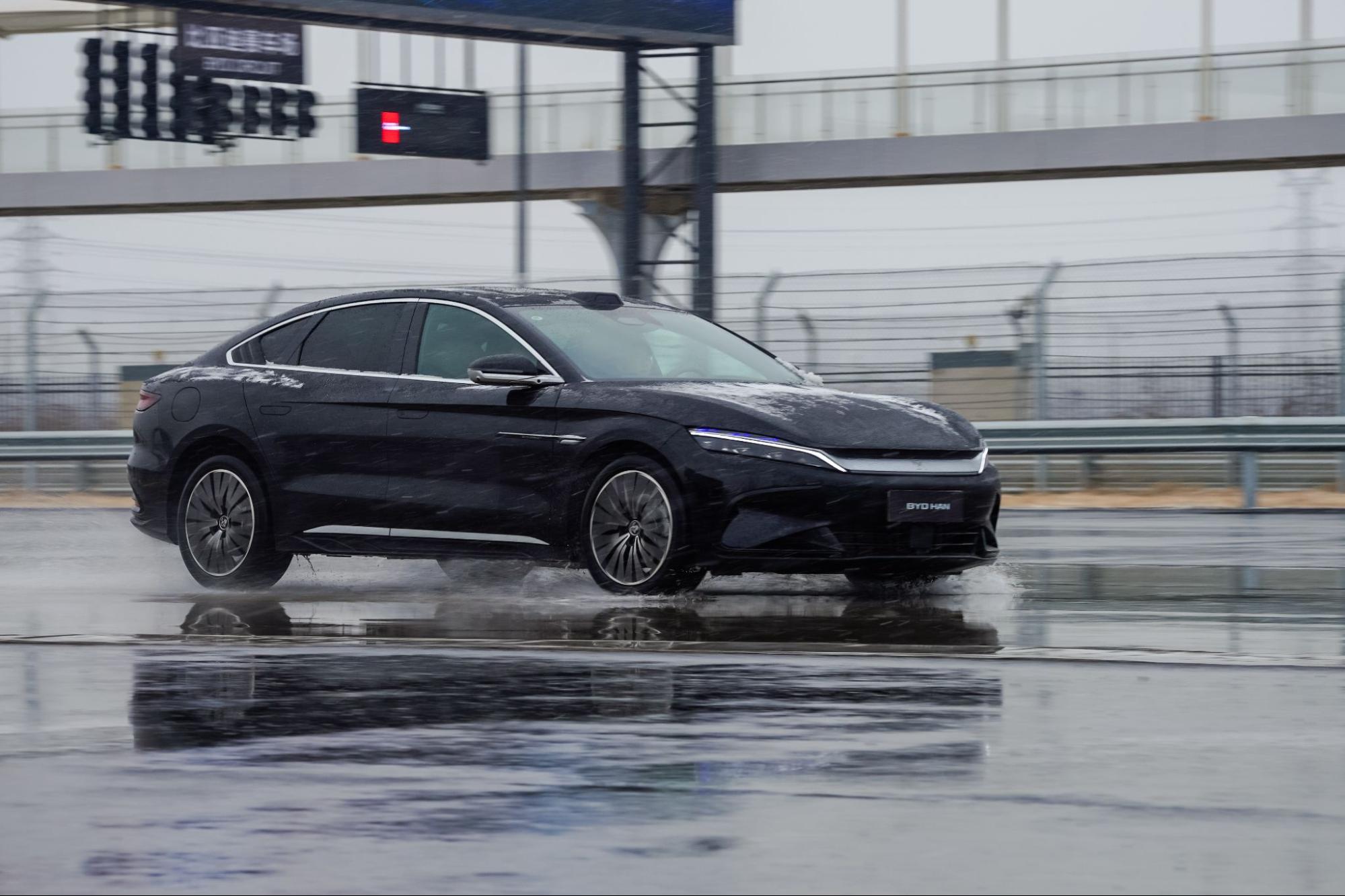 T&ocirc;i sang Trung Quốc trải nghiệm đường đua khổng lồ phủ trong tuyết d&agrave;y của BYD: Leo dốc c&aacute;t, bơi trong nước, nghi&ecirc;ng 30 độ đều trong &lsquo;1 nốt nhạc&rsquo;- Ảnh 20.