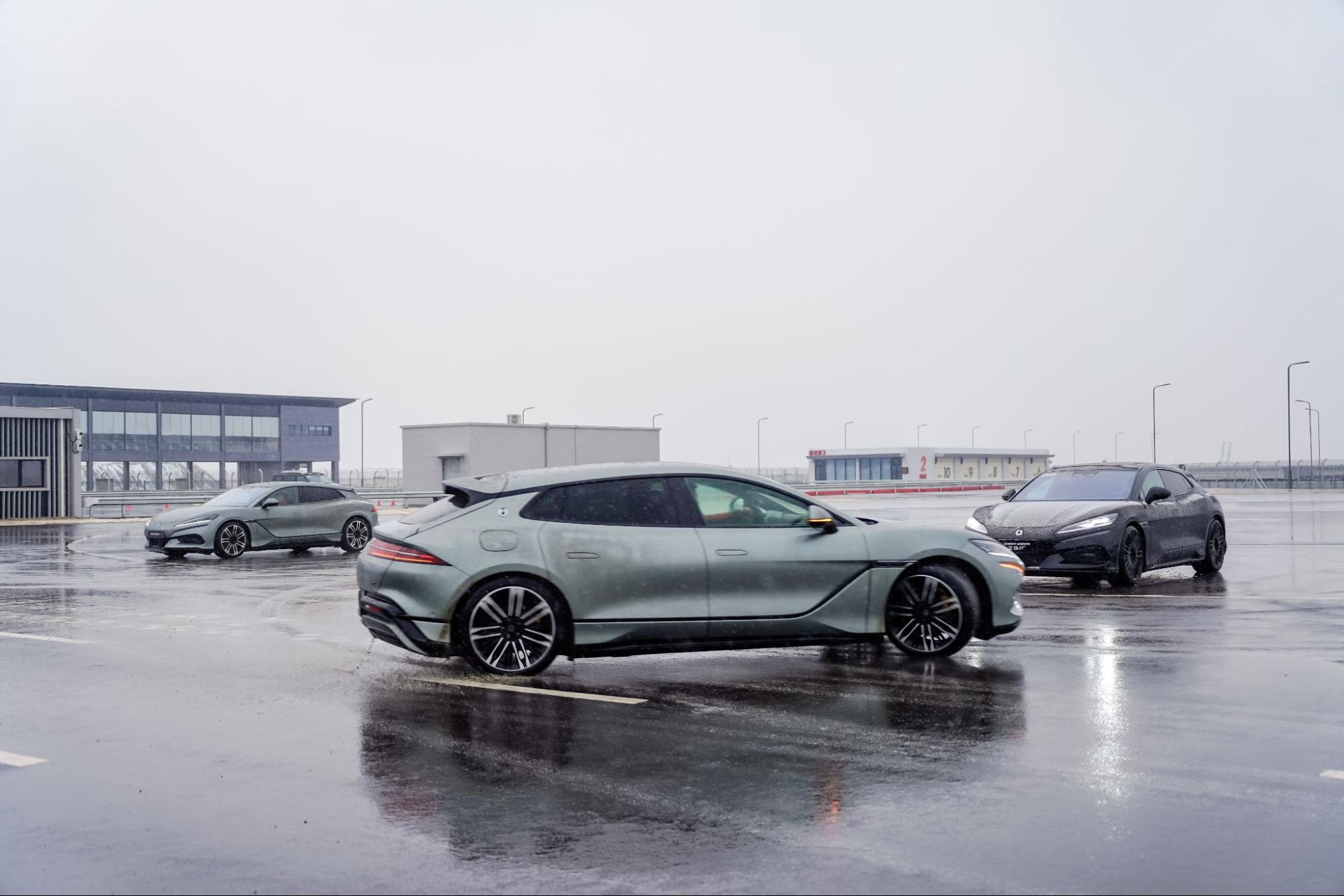 T&ocirc;i sang Trung Quốc trải nghiệm đường đua khổng lồ phủ trong tuyết d&agrave;y của BYD: Leo dốc c&aacute;t, bơi trong nước, nghi&ecirc;ng 30 độ đều trong &lsquo;1 nốt nhạc&rsquo;- Ảnh 19.