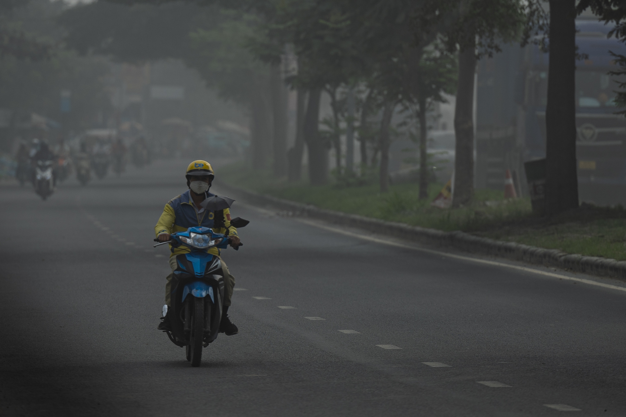 Không khí ô nhiễm bao trùm những ngày cuối năm: Hà Nội mù mịt, TP.HCM tối sầm dù đã 8h sáng- Ảnh 16.