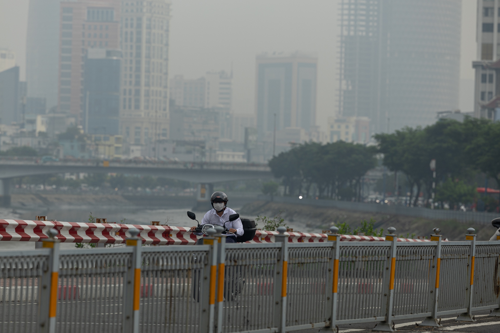 Không khí ô nhiễm bao trùm những ngày cuối năm: Hà Nội mù mịt, TP.HCM tối sầm dù đã 8h sáng- Ảnh 27.