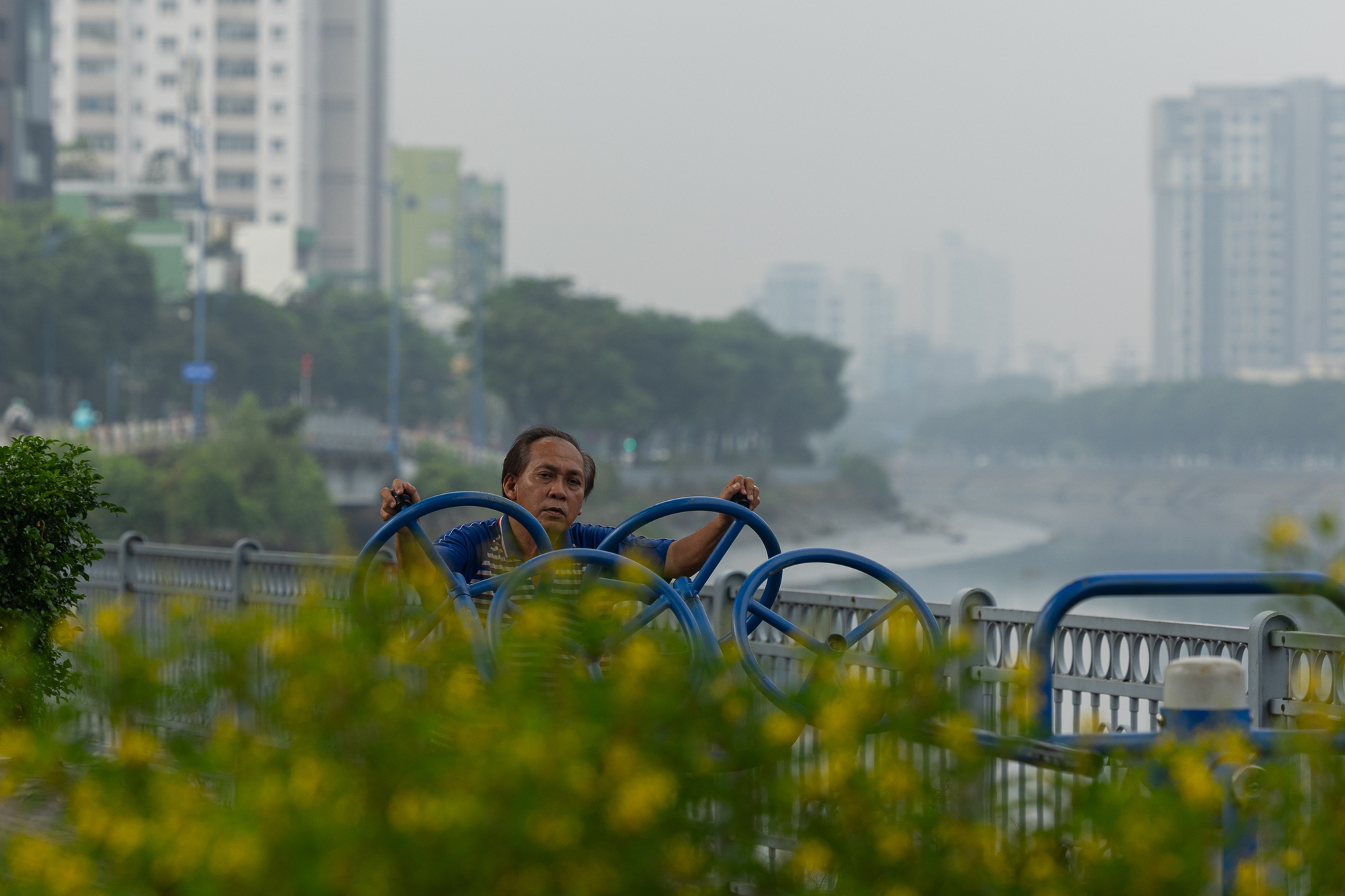 Không khí ô nhiễm bao trùm những ngày cuối năm: Hà Nội mù mịt, TP.HCM tối sầm dù đã 8h sáng- Ảnh 24.