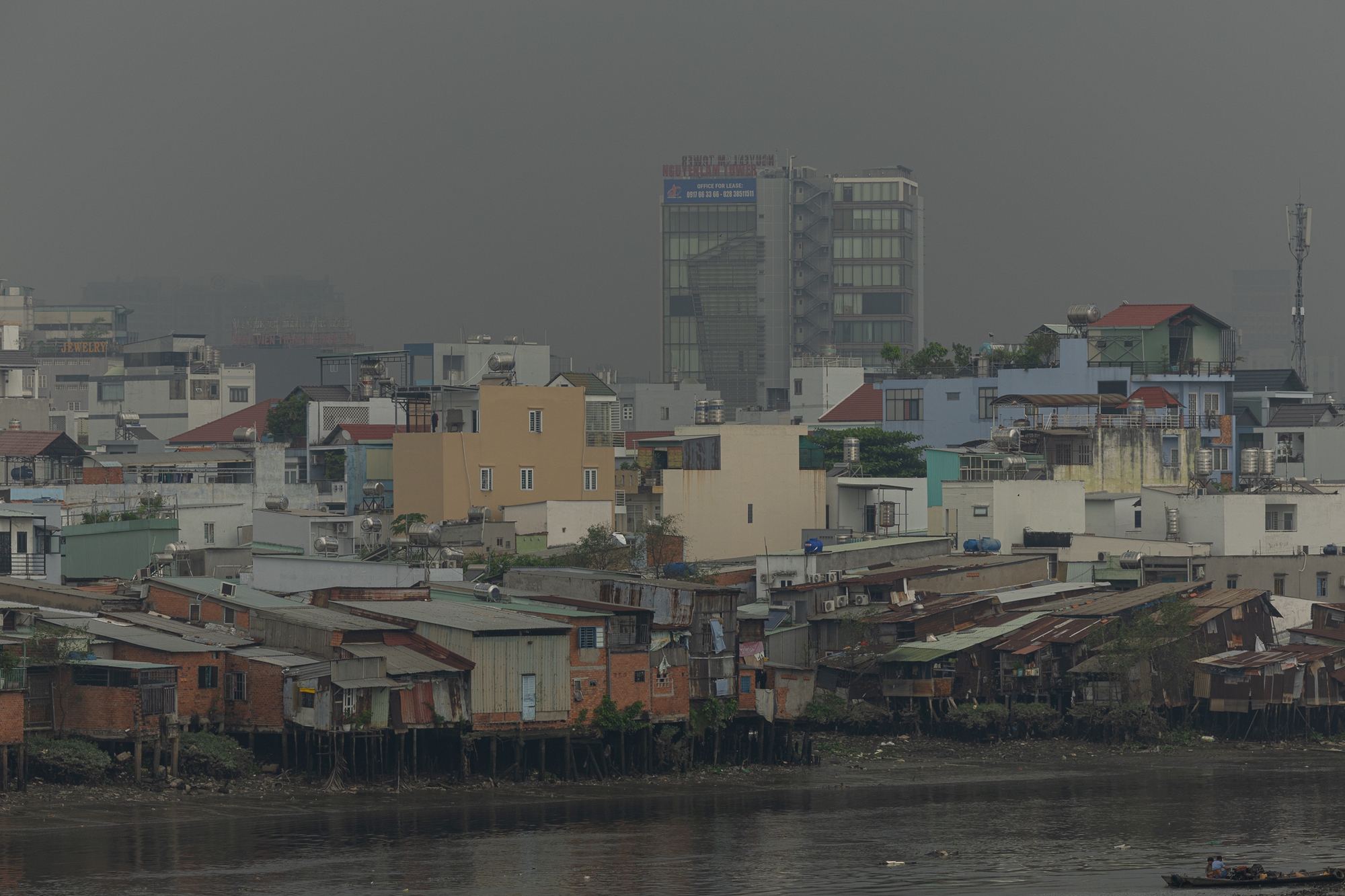 Không khí ô nhiễm bao trùm những ngày cuối năm: Hà Nội mù mịt, TP.HCM tối sầm dù đã 8h sáng- Ảnh 20.