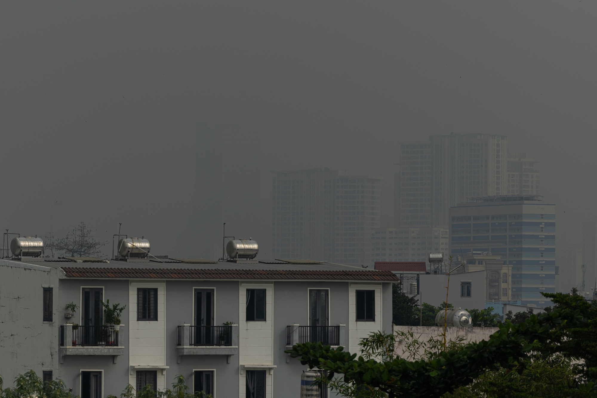 Không khí ô nhiễm bao trùm những ngày cuối năm: Hà Nội mù mịt, TP.HCM tối sầm dù đã 8h sáng- Ảnh 22.