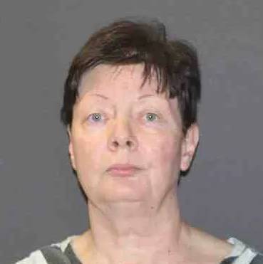 Cô gái 22 tuổi bị nhốt trong chuồng chó: Vụ việc gây phẫn nộ - Ảnh 2.