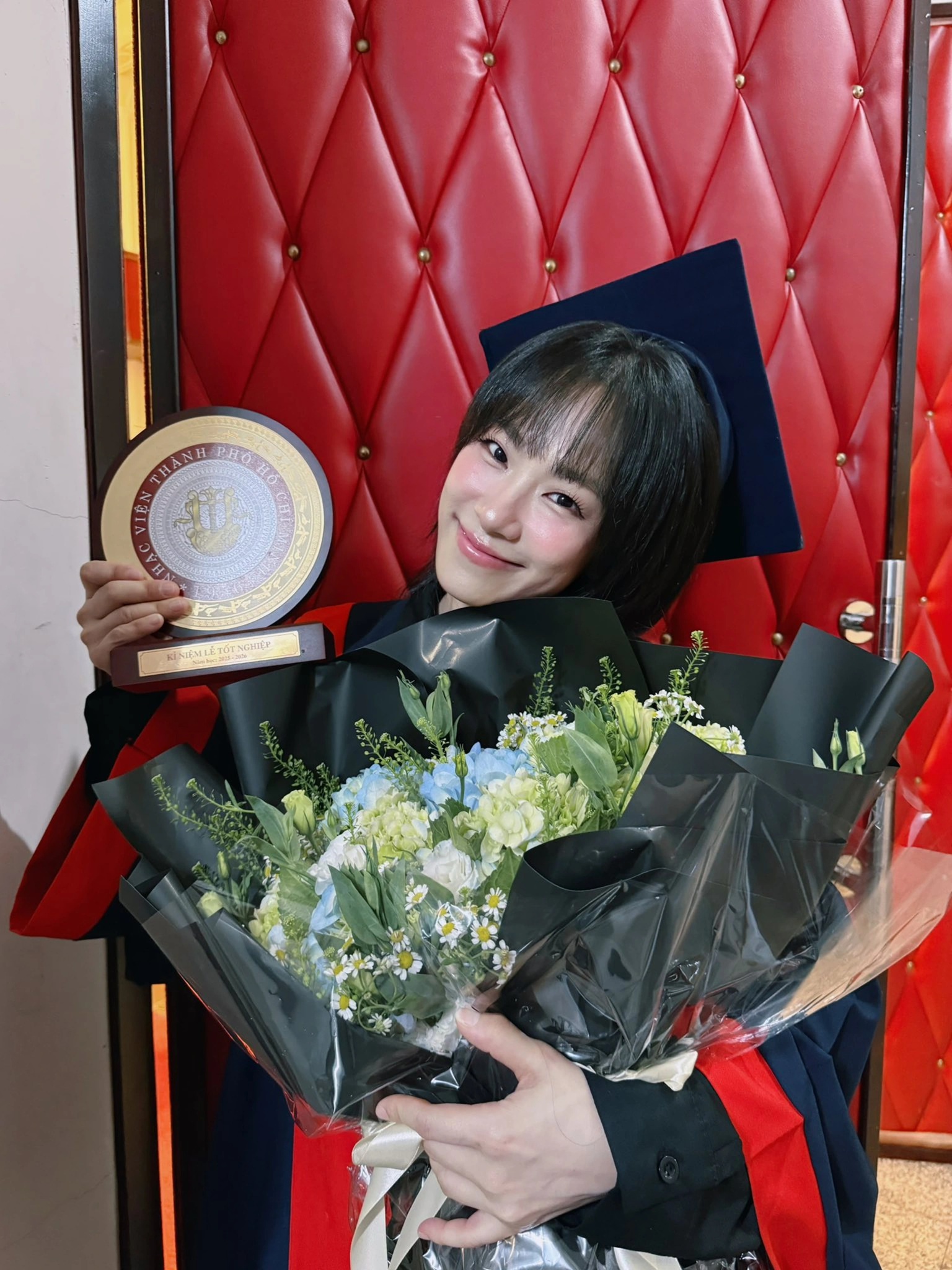 Nữ ca sĩ vừa nhận bằng đại học ở tuổi 41: Bỏ bạn trai nhạc sĩ, một mình ra nước ngoài sinh con - Ảnh 1. Nữ ca sĩ vừa nhận bằng đại học ở tuổi 41: Bỏ bạn trai nhạc sĩ, một mình ra nước ngoài sinh con - Ảnh 1.