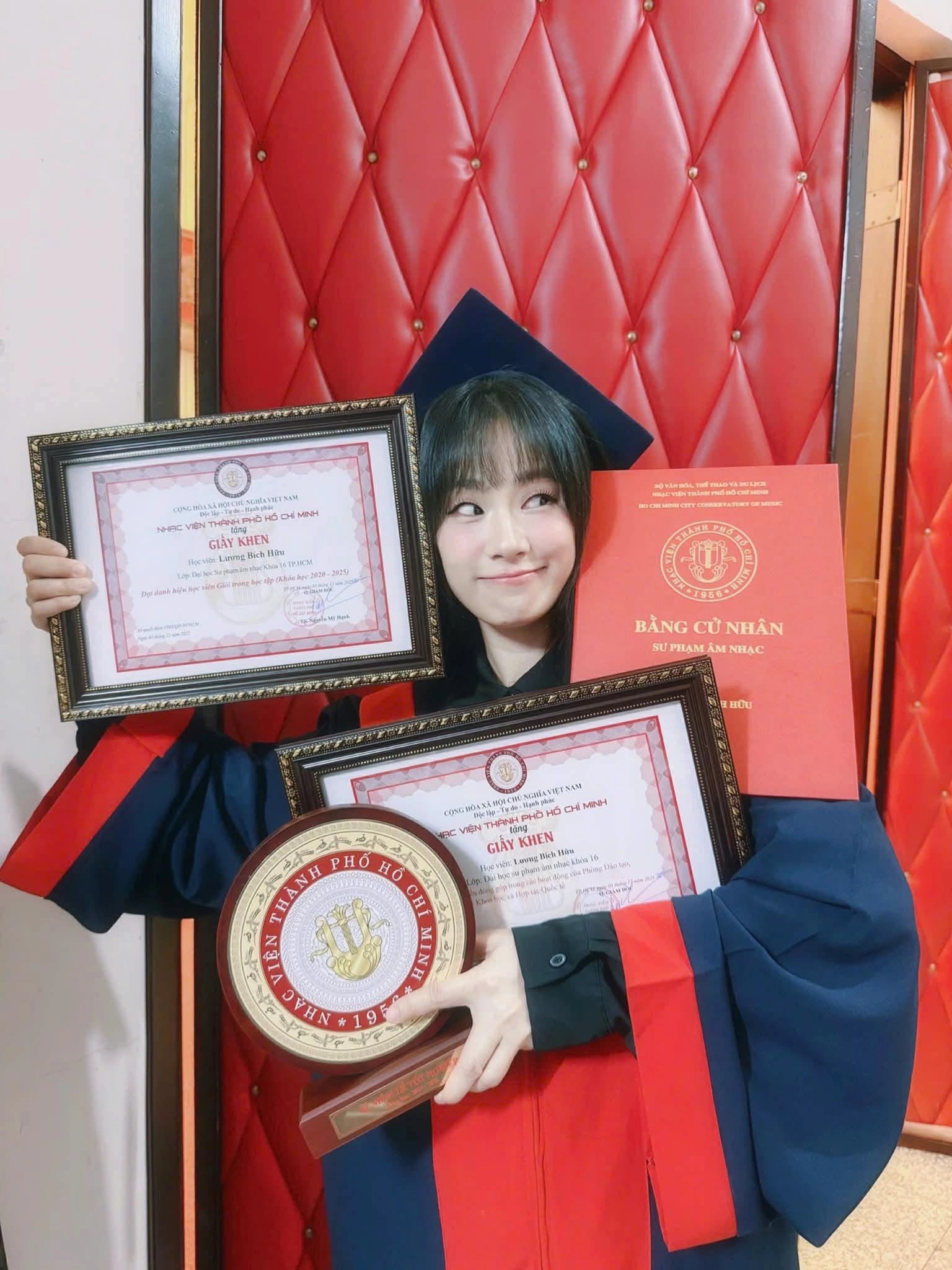 Nữ ca sĩ vừa nhận bằng đại học ở tuổi 41: Bỏ bạn trai nhạc sĩ, một mình ra nước ngoài sinh con - Ảnh 2. Nữ ca sĩ vừa nhận bằng đại học ở tuổi 41: Bỏ bạn trai nhạc sĩ, một mình ra nước ngoài sinh con - Ảnh 2.