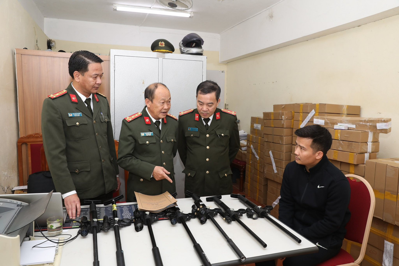 Đường dây mua bán vũ khí quân dụng núp bóng dụng cụ thông bồn cầu Bị triệt phá - Ảnh 1.