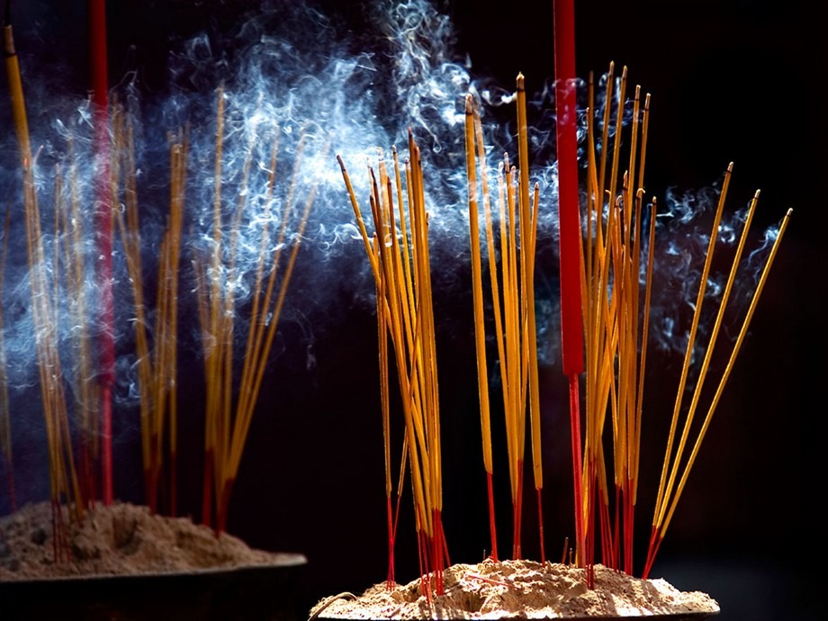 3 kiêng kị khi thắp hương cuối năm- Ảnh 1. 3 kiêng kị khi thắp hương cuối năm- Ảnh 1.