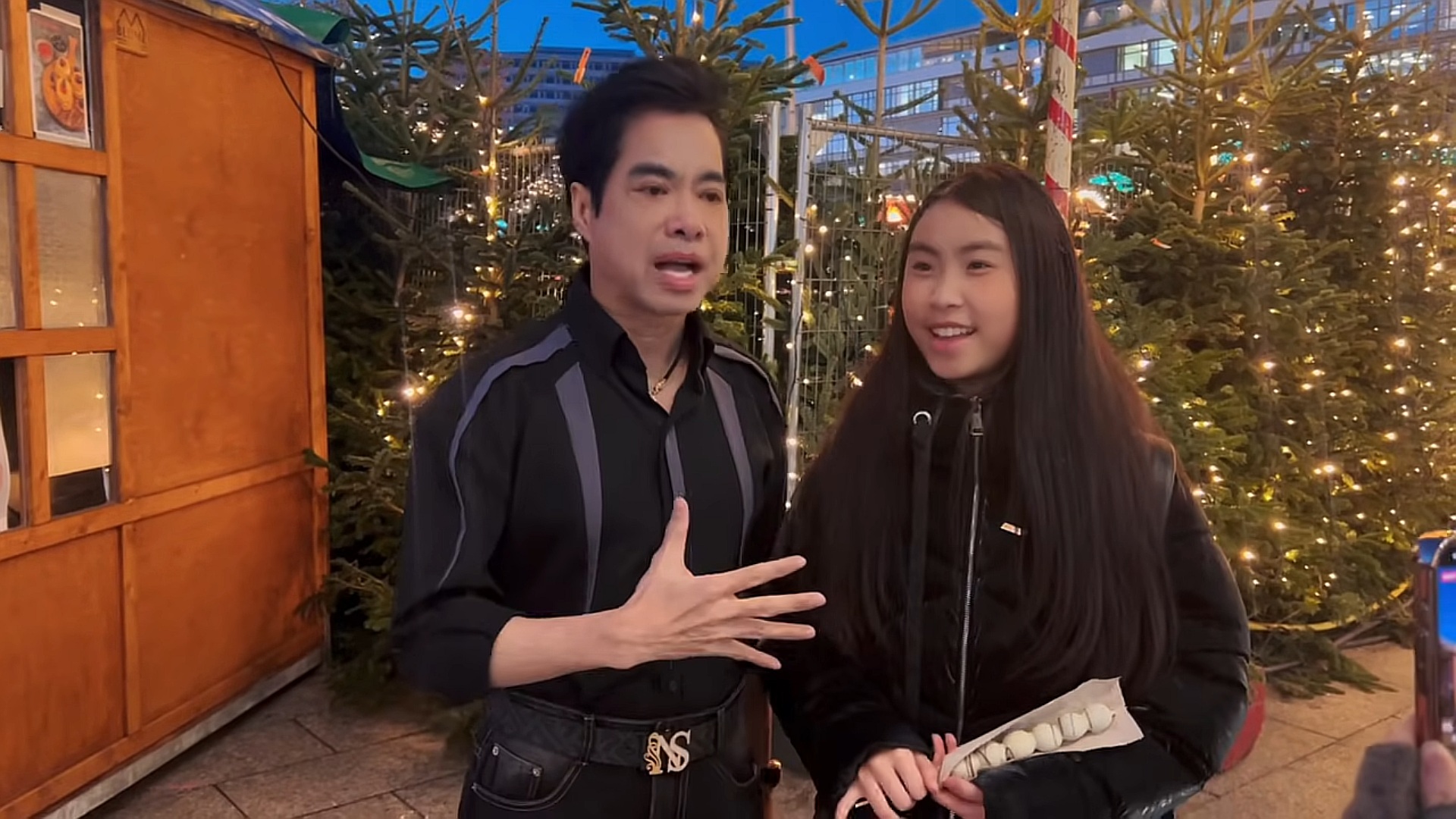 Ngọc Sơn U60 ăn mặc kh&aacute;c lạ giữa trời -5 độ tại Đức: "T&ocirc;i mặc &aacute;o ba lỗ hay cởi trần cũng vậy"- Ảnh 1.