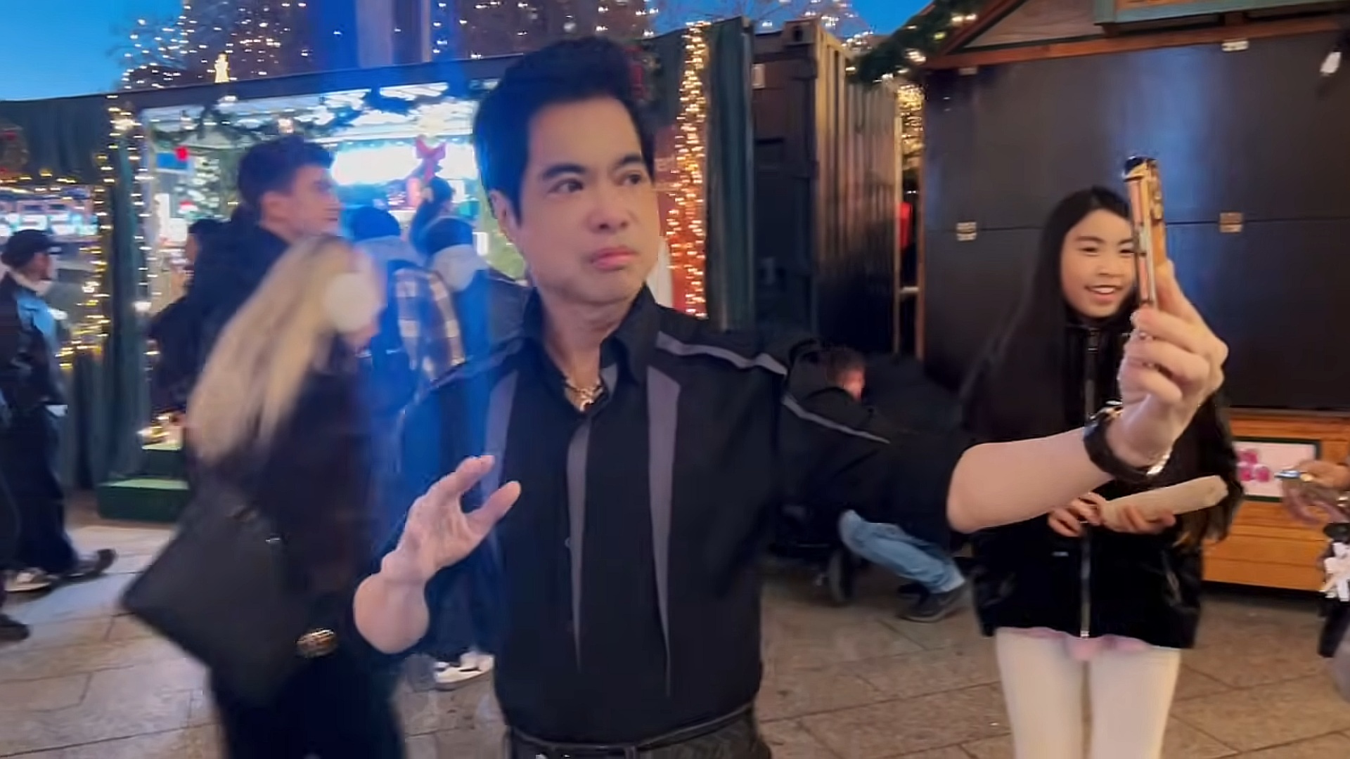 Ngọc Sơn U60 ăn mặc kh&aacute;c lạ giữa trời -5 độ tại Đức: "T&ocirc;i mặc &aacute;o ba lỗ hay cởi trần cũng vậy"- Ảnh 2.